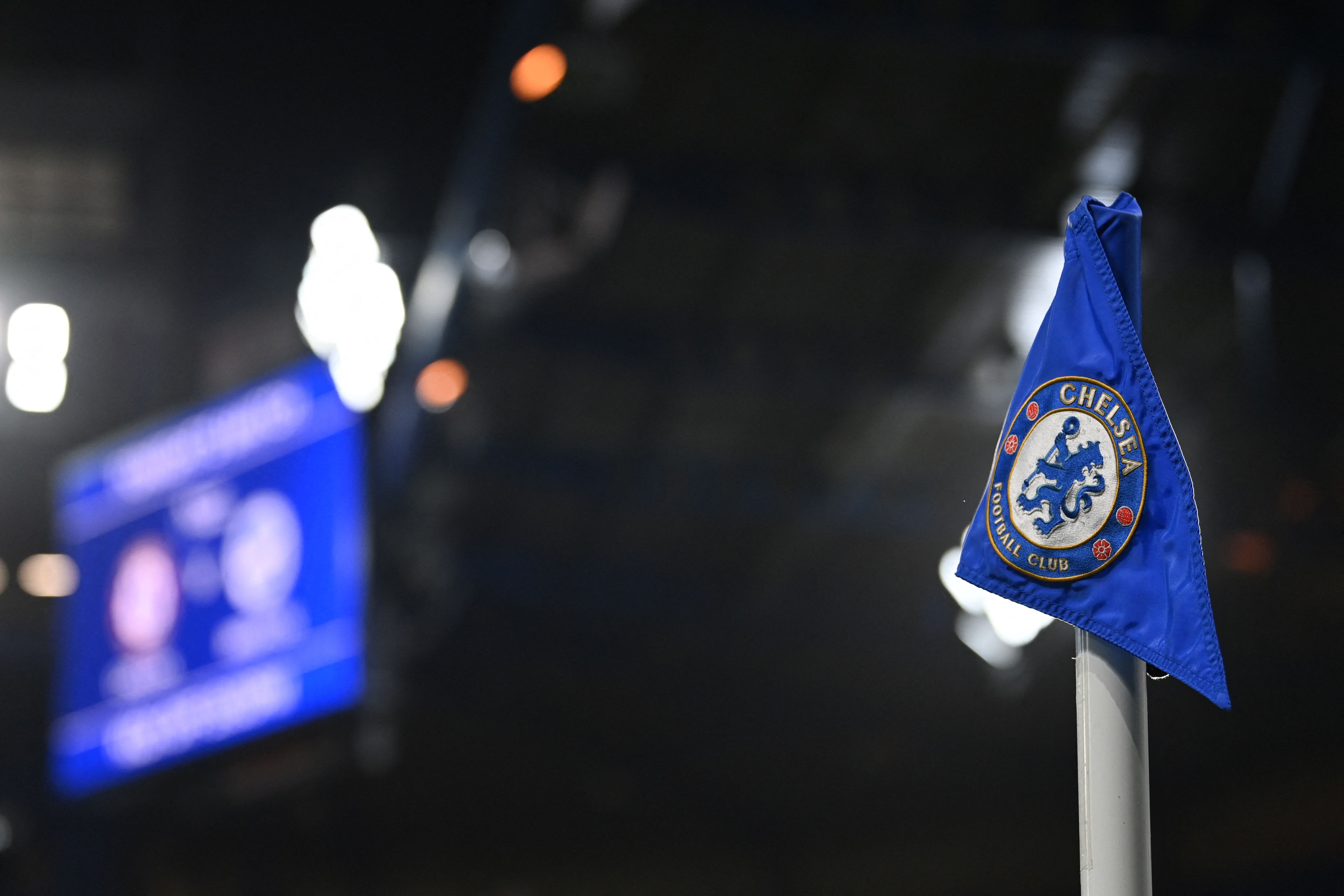 Bendera Chelsea terlihat di Stamford Bridge.