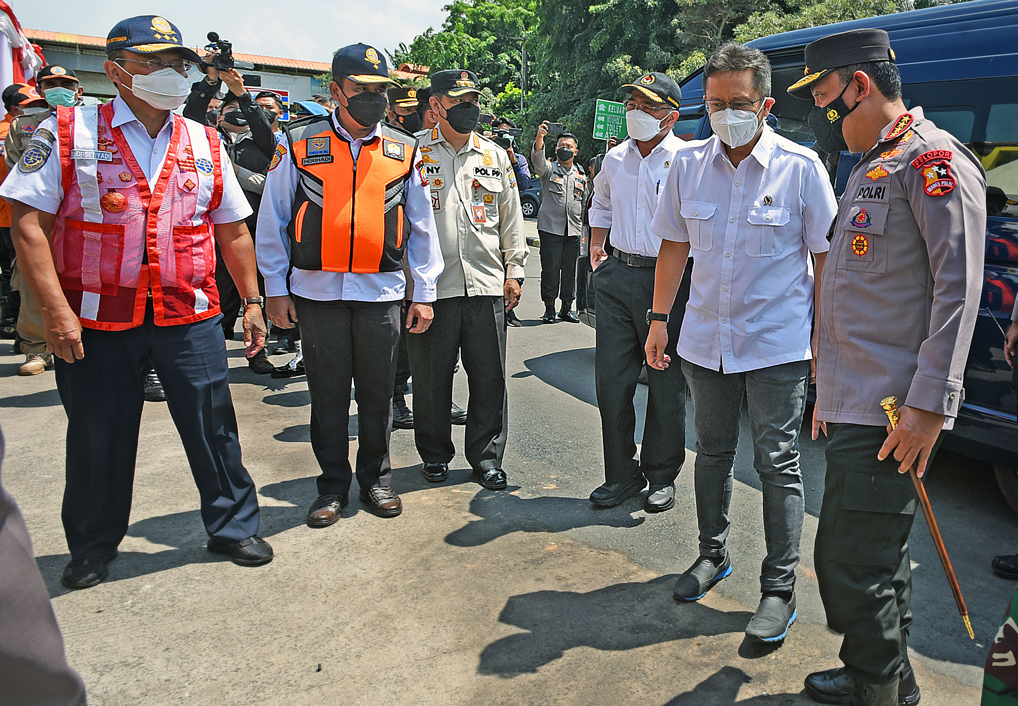 Pada Rabu (22/12), Kapolri Jenderal Listyo Sigit Prabowo (kanan) bersama Menko PMK dan Menkes mengunjungi di Rest Area KM-68 Serang, Banten.