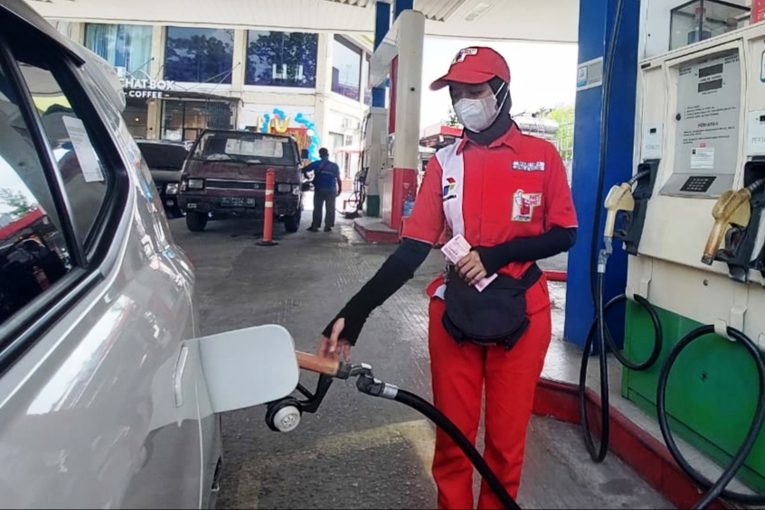 Aktivitas pengisian bahan bakar di salah satu SPBU di Kota Medan.