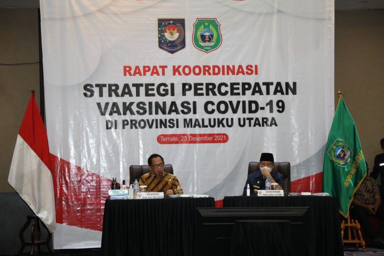 Mendagri Tito Karnavian saat meninjau percepatan vaksinasi covid-19 Maluku Utara, Kamis (23/12).