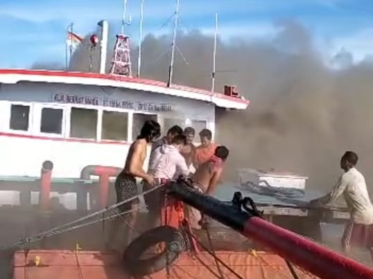 Kapal bermuatan karet 250 ton terbakar di perairan Bangka Barat. 