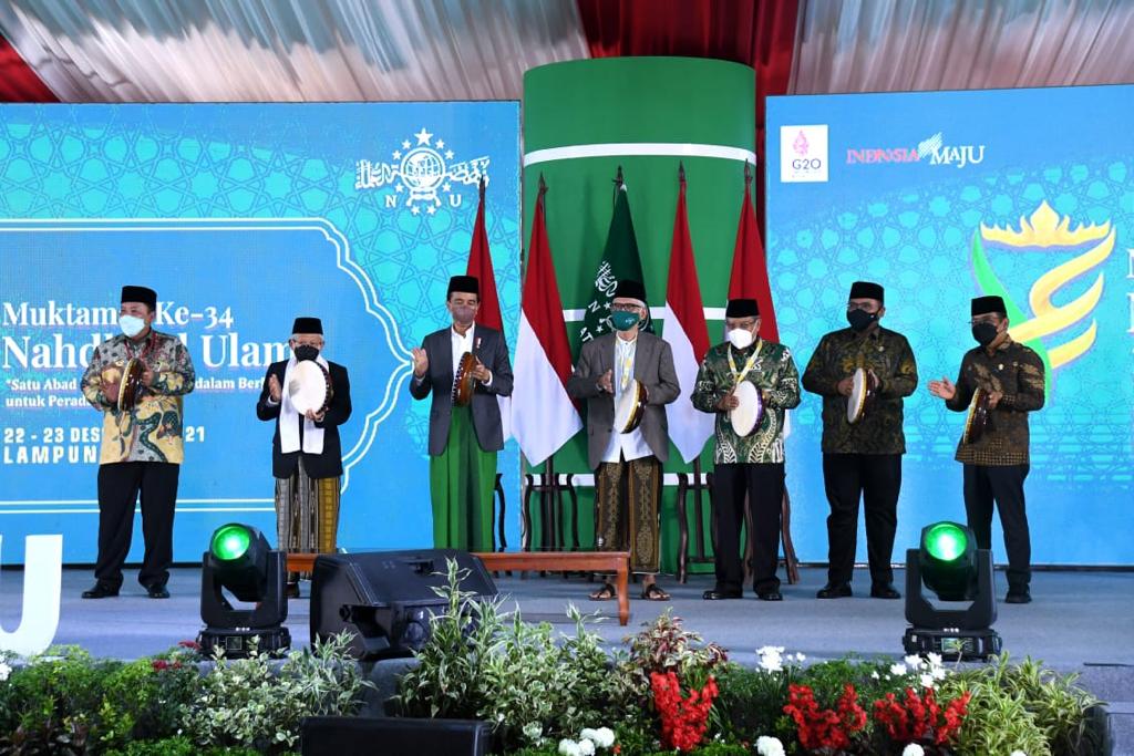 Presiden Joko Widodo (ketiga dari kanan) saat membuka Muktamar NU.