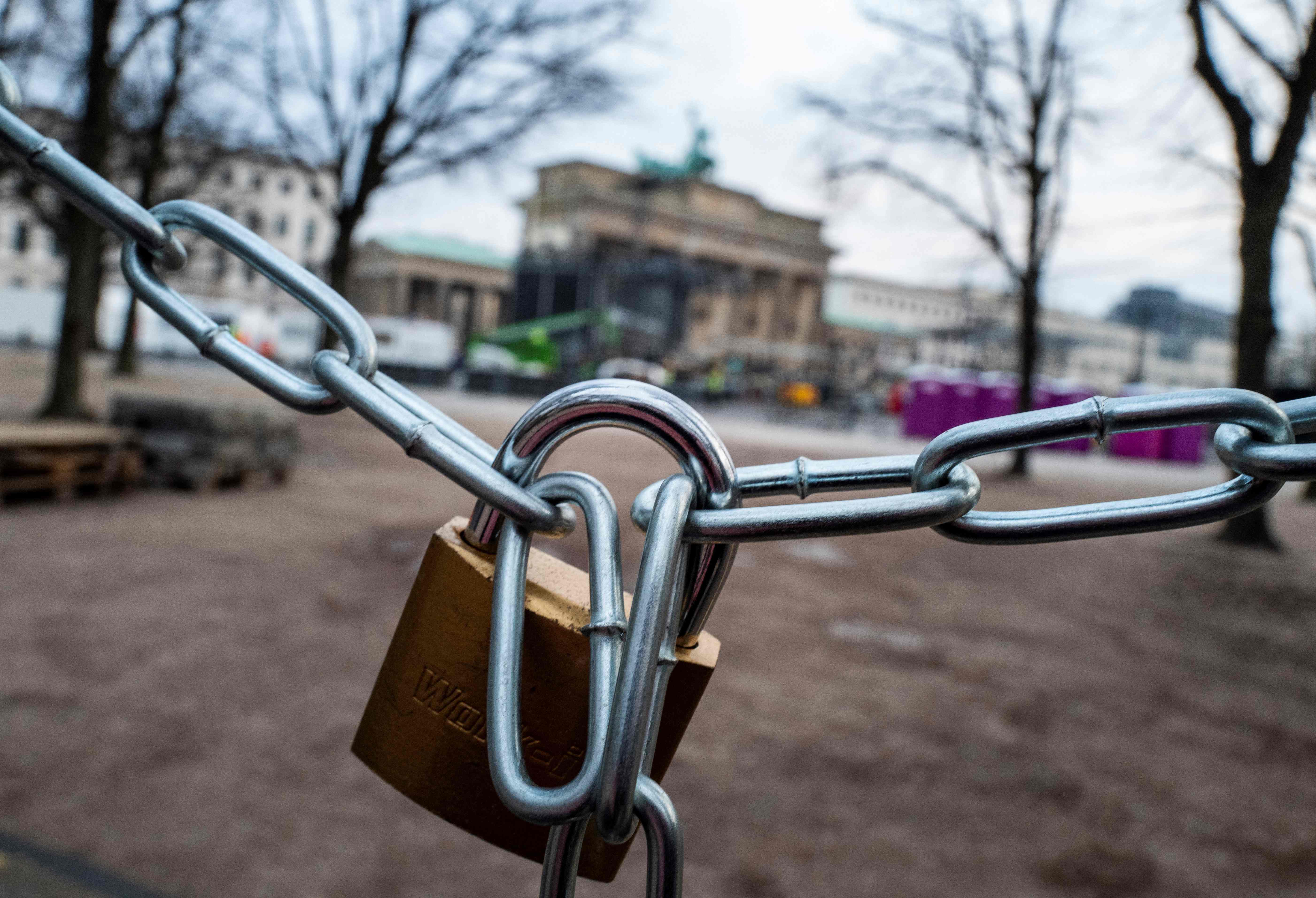 Area depan Gerbang Brandenburg di Berlin, Jerman, ditutup karena ancaman Omikron. Perayaan Tahun Baru 2022 juga akan dilakukan daring.