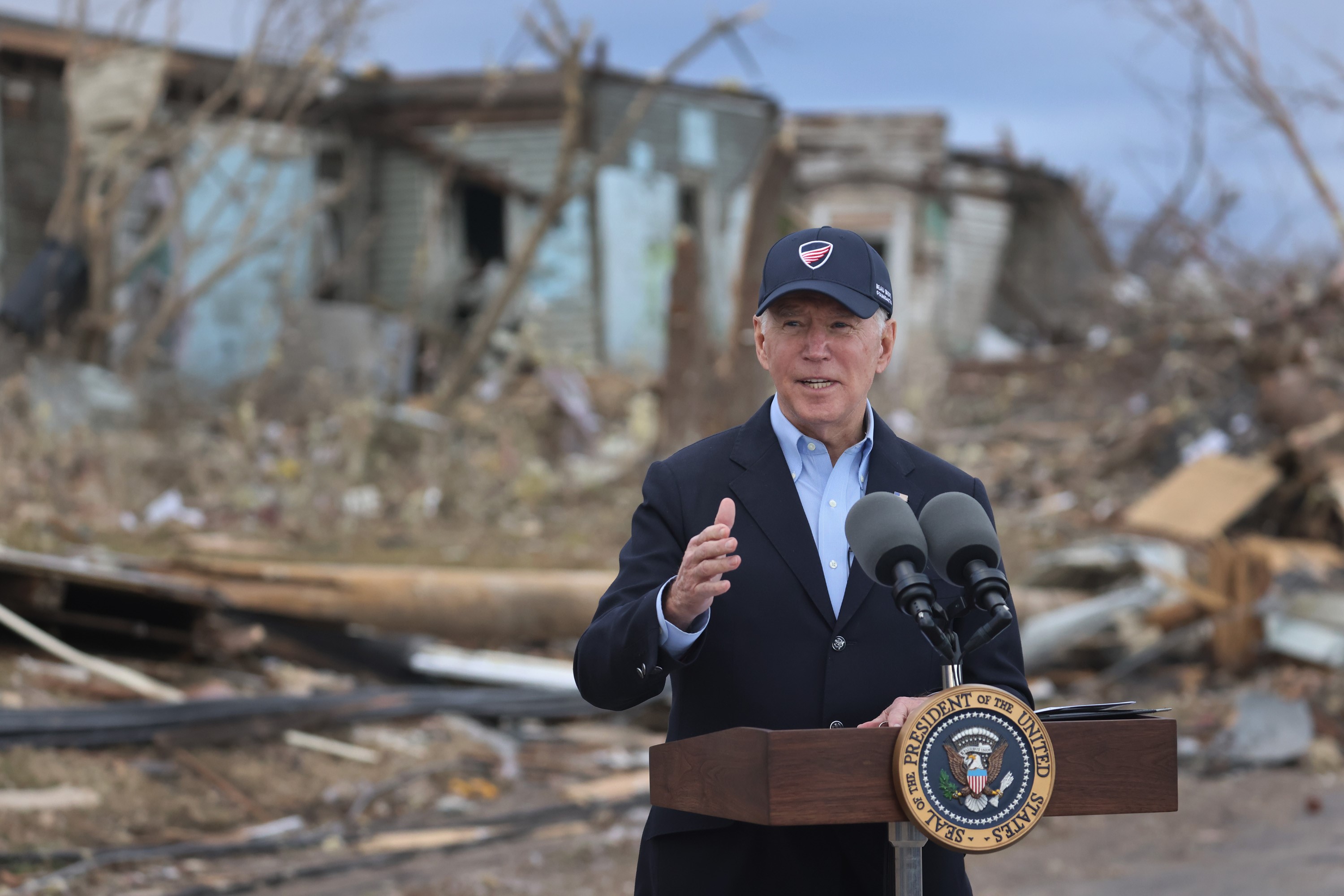 Presiden AS Joe Biden saat meninjau wilayah yang hancur dilanda tornado di Kentucky.