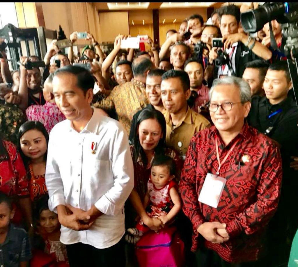 Tenaga ahli Wapres, Noor Marzuki (batik merah) bersama Presiden Jokowi saat  pembagian sertfikat tanah, beberapa wakt lalu.