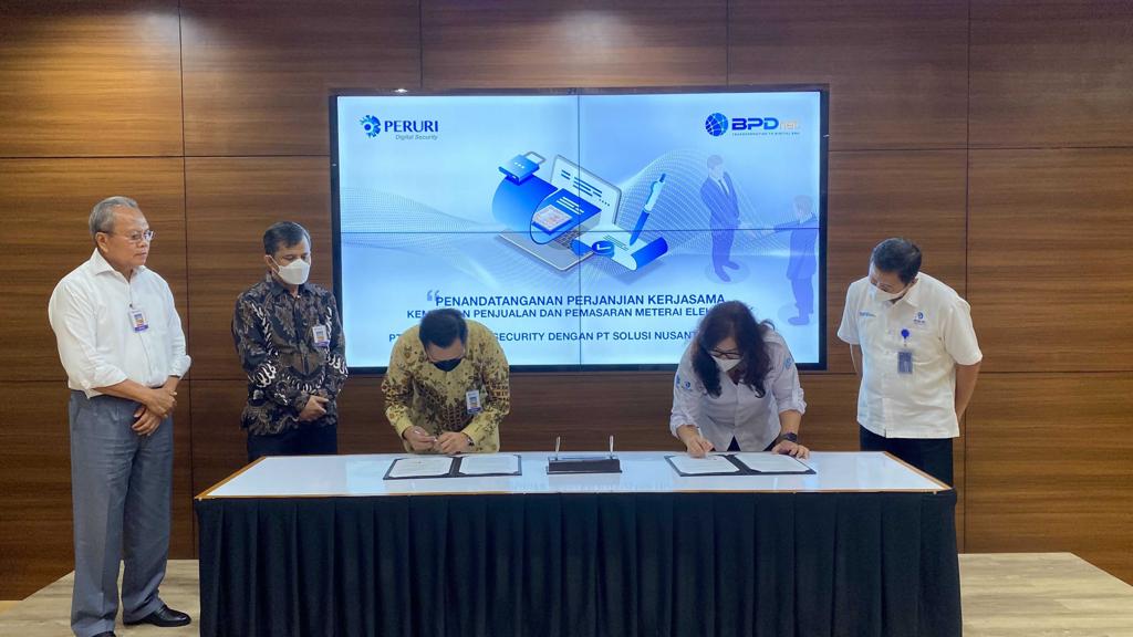 Direktur Utama SNT, Aries Reynold (kiri) dan Direktur Utama PDS, Tetty Herawati Siregar saat menandatangani erjanjian kerja sama.