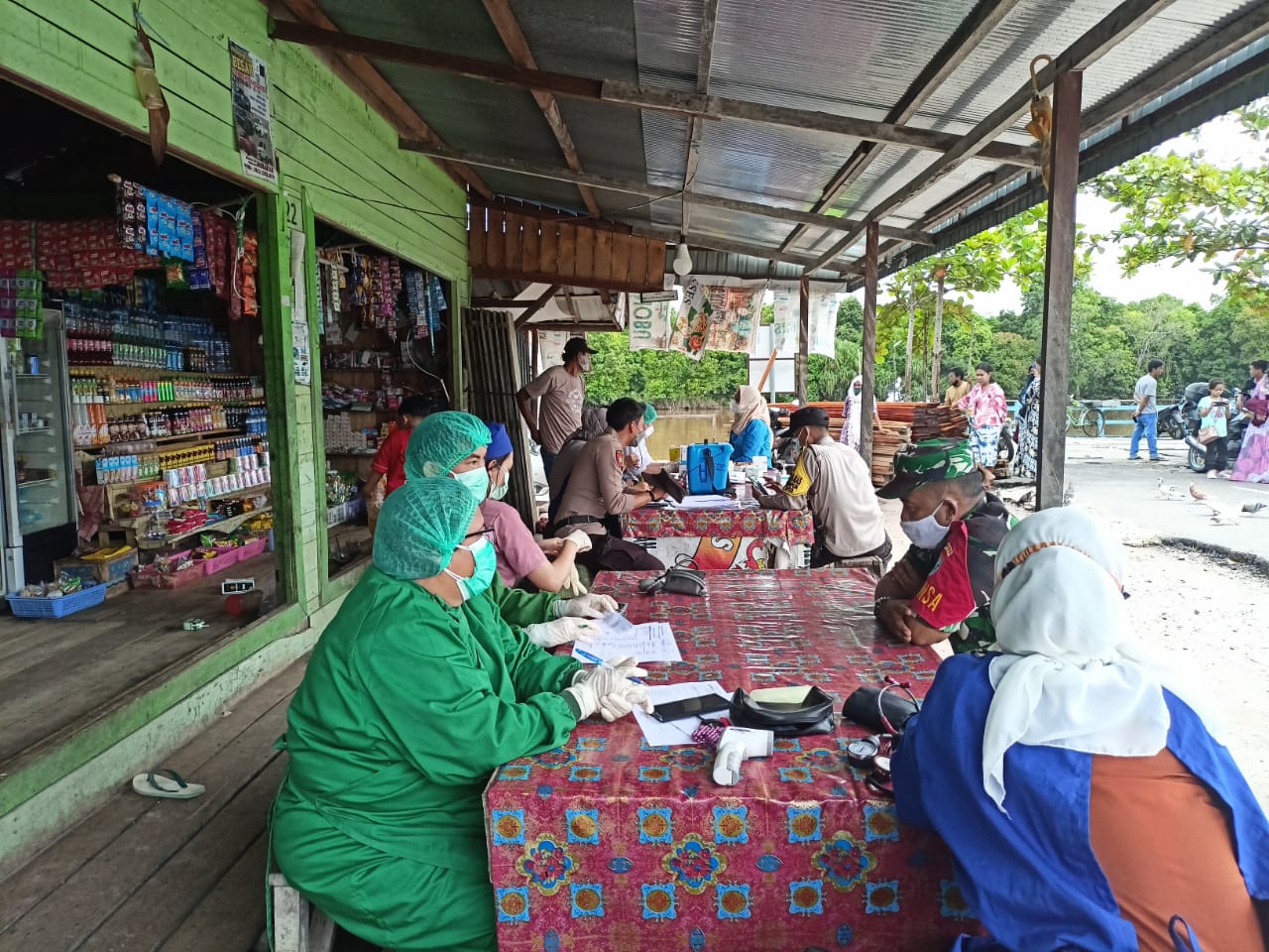 Vaksinasi digelar di Dermaga Petuk Katimpun, Kelurahan Petuk Katimpun, Kecamatan Jekan Raya, Palangka Raya, Kalimantan Tengah.