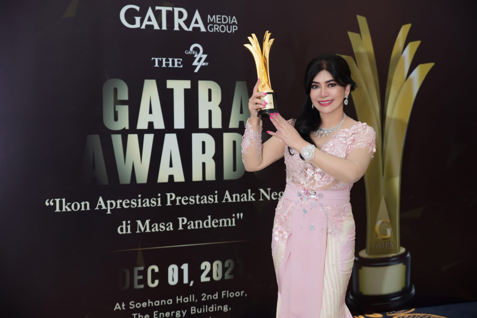 Prof. dr. Deby Vinski, MSc, PhD, menerima Gatra Award 2021.