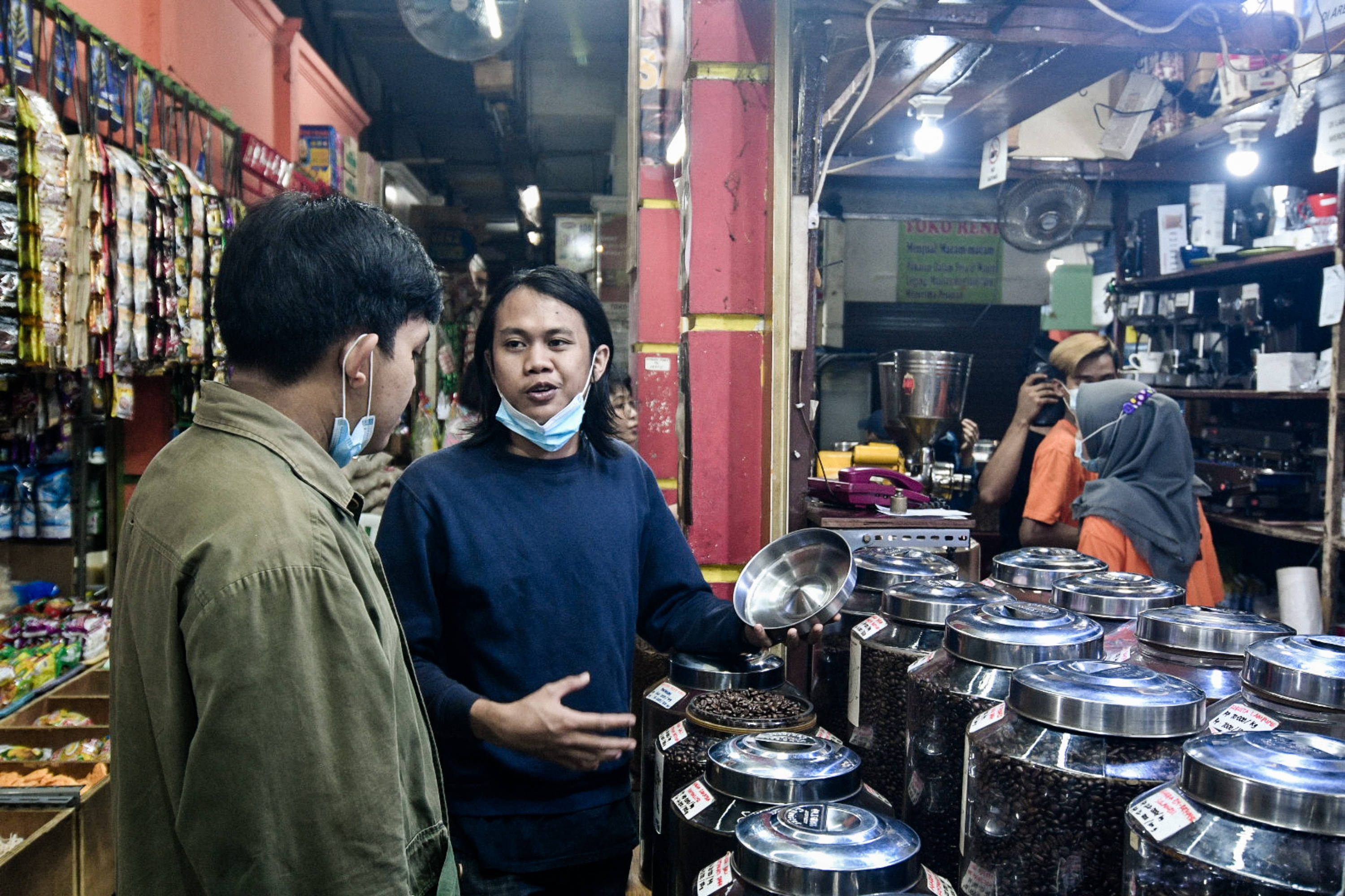 Calon pembeli saat akan membeli biji kopi di Pasar Santa, Jakarta.