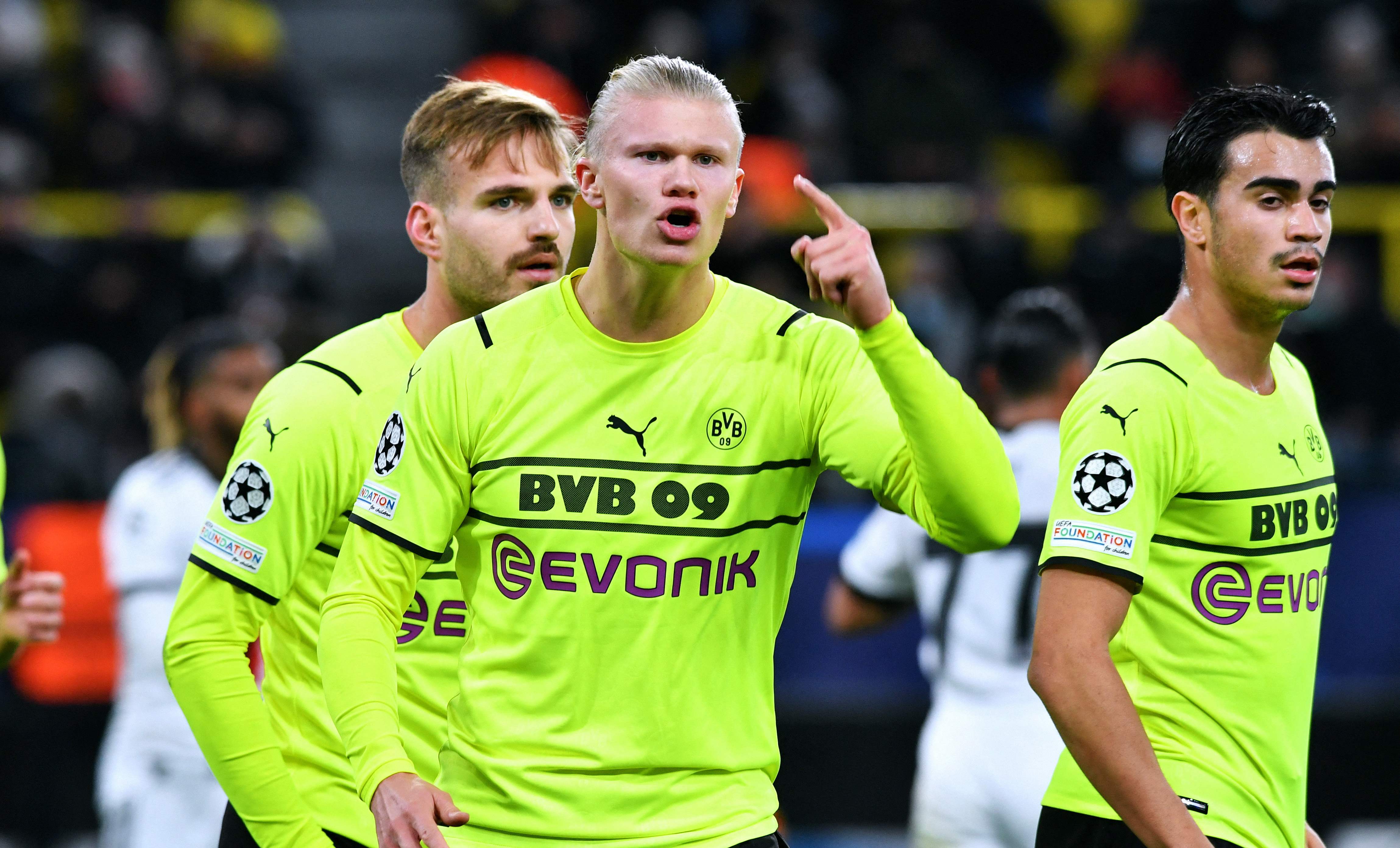 Penyerang Borussia Dortmund Erling Haaland melakukan selebrasi usai mencetak gol ke gawang Besiktas di laga Liga Champions.