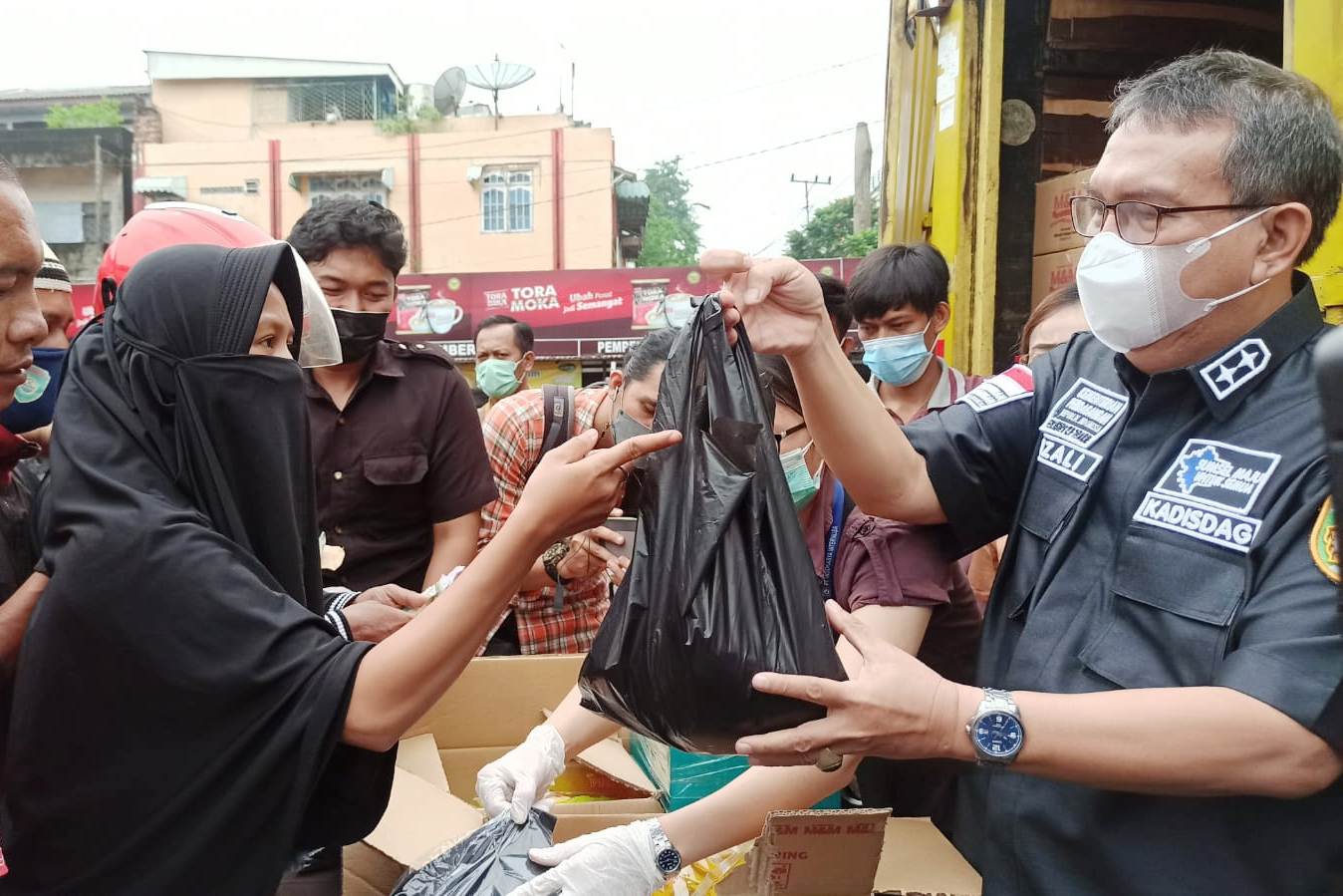 Warga Palembang mendatangi kegiatan Pasar Murah di Pasar KM 5, Selasa (21/12/2021) untuk membeli minyak goreng murah.