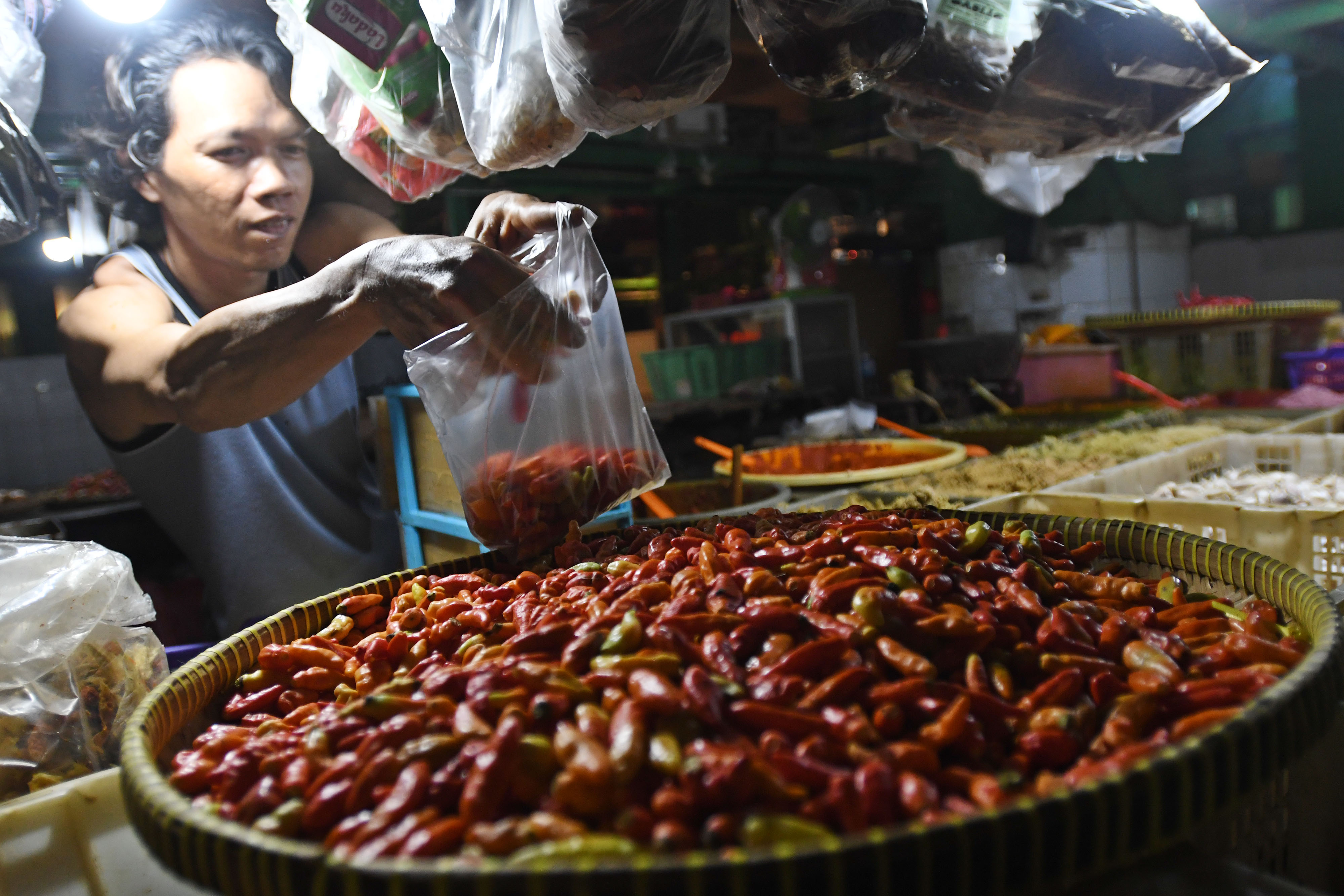 Pedagang sembako di Pasar Jatinegara, jakarta