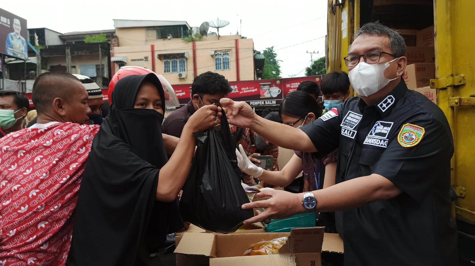 Warga Palembang mendatangi kegiatan Pasar Murah di Pasar KM 5, Selasa (21/12) untuk membeli minyak goreng murah.