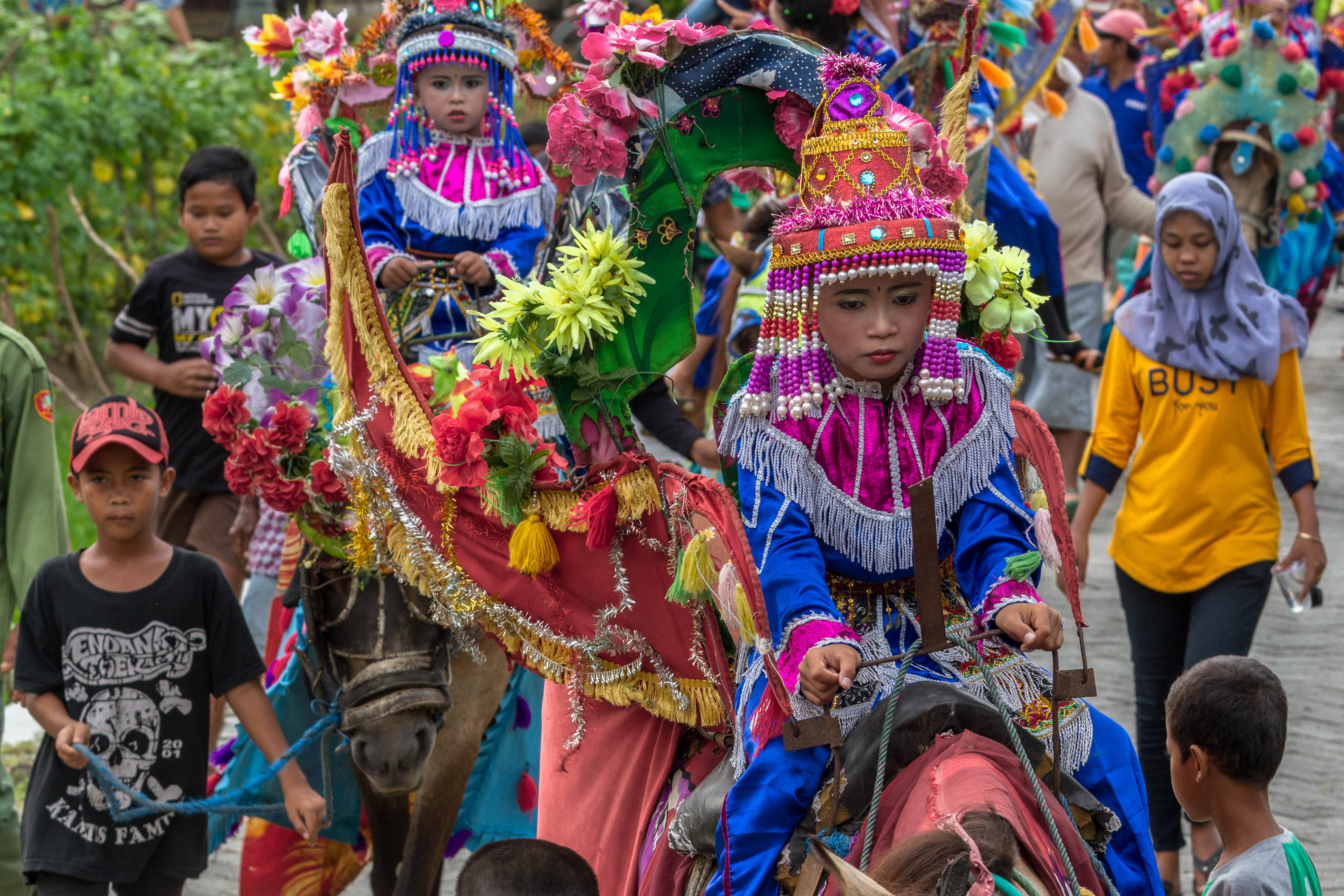 Sejumlah anak perempuan menunggangi kuda saat mengikuti tradisi kirab 
