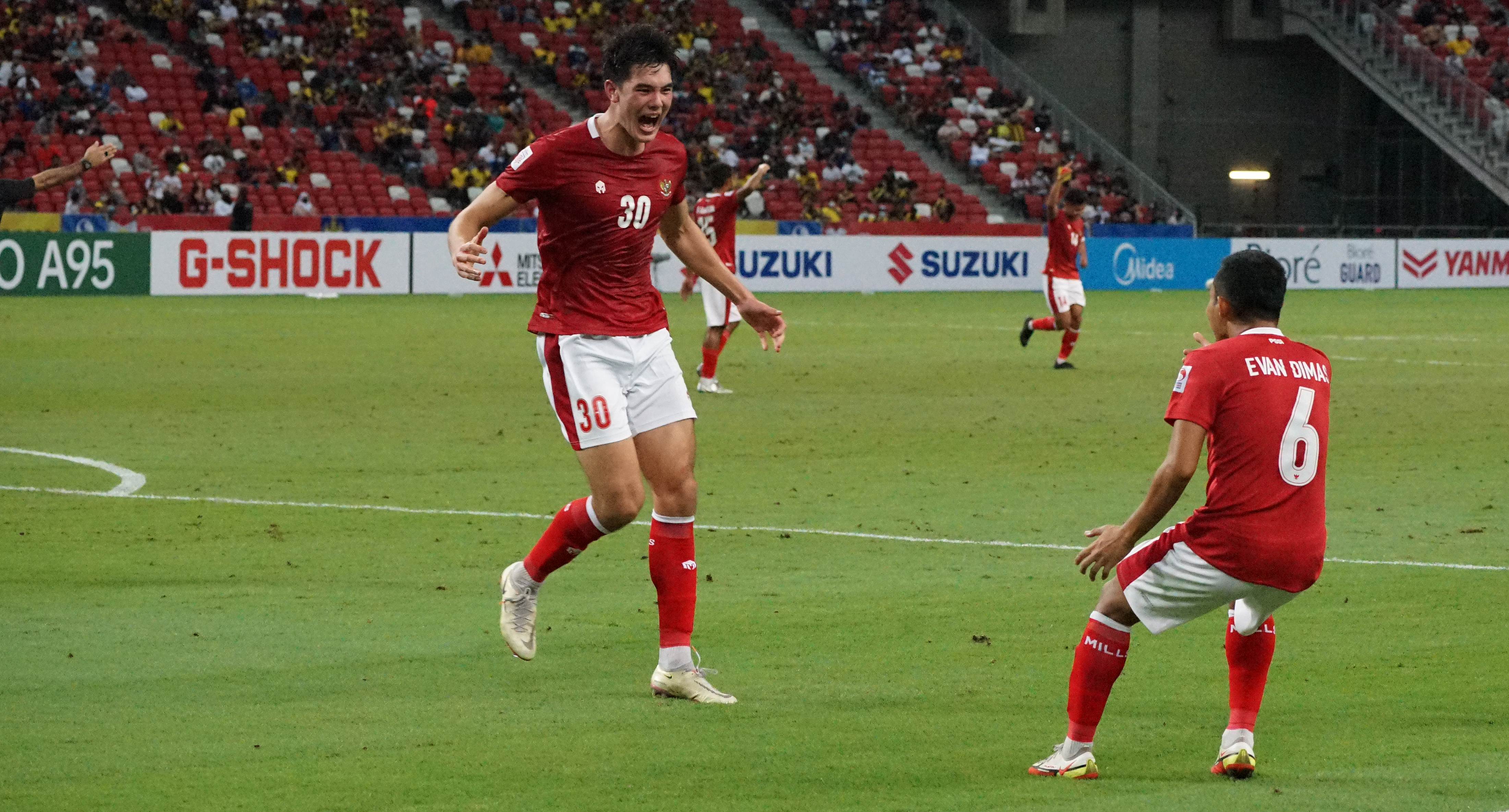 Pemain Indonesia Elkan Baggot merayakan gol ke gawang Malaysia di fase grup Piala AFF