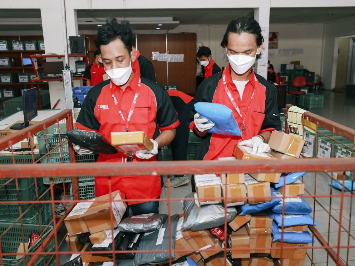 Dari segi bisnis pengiriman, selama 2021 perusahaan sukses mengirimkan hingga lebih dari 2,8 juta paket per hari.