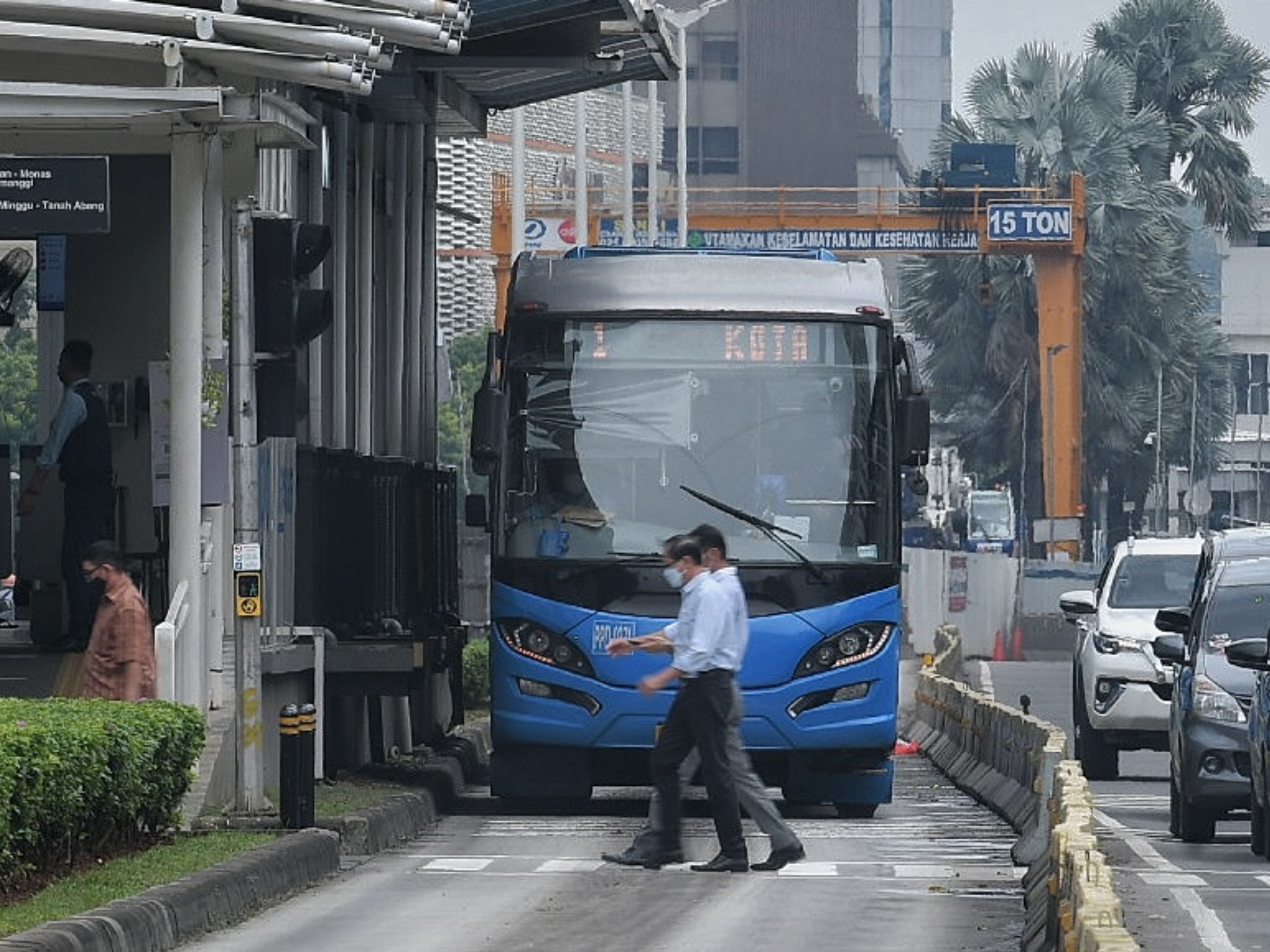 Armada bus TransJakarta melintasi kawasan Bundaran Hotel Indonesia, Jakarta, Selasa (7/12/2021).