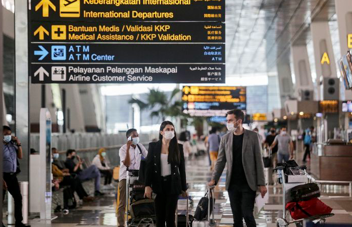 Warga Negara Asing (WNA) berjalan di Terminal 3 Bandara Internasional Soekarno-Hatta, Tangerang, Banten.