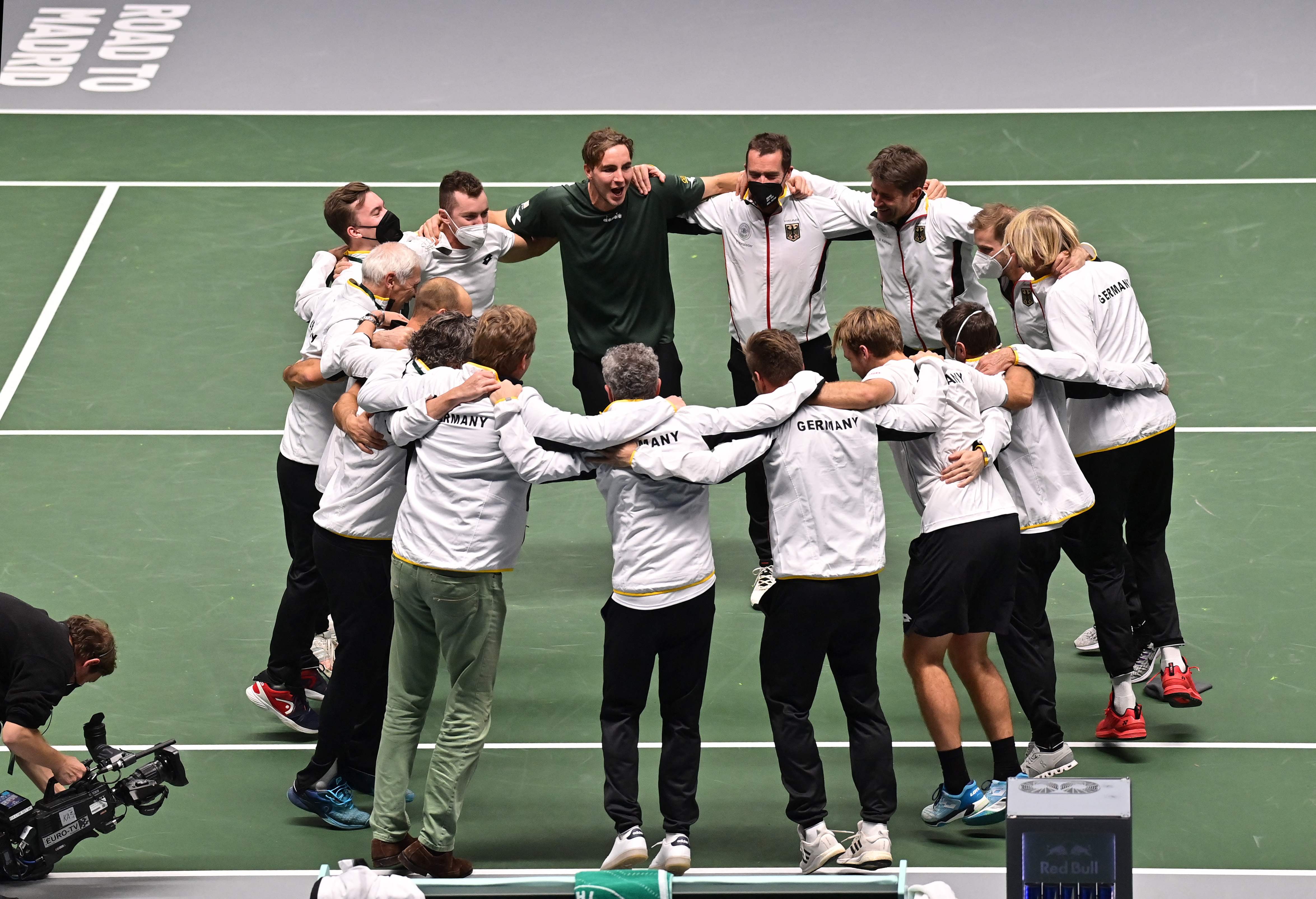 Tim Jerman melakukan selebrasi usai memastikan diri melaju ke semifinal Piala Davis dengan mengalahkan Inggris.