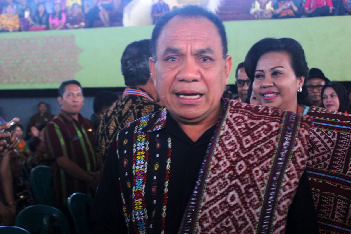 Mantan Gubernur Nusa Tenggara Timur, Frans Lebu Raya meninggal dalam perawatan di Rumah Sakit Sanglah, Denpasar, Bali, Minggu (19/12/2021)).