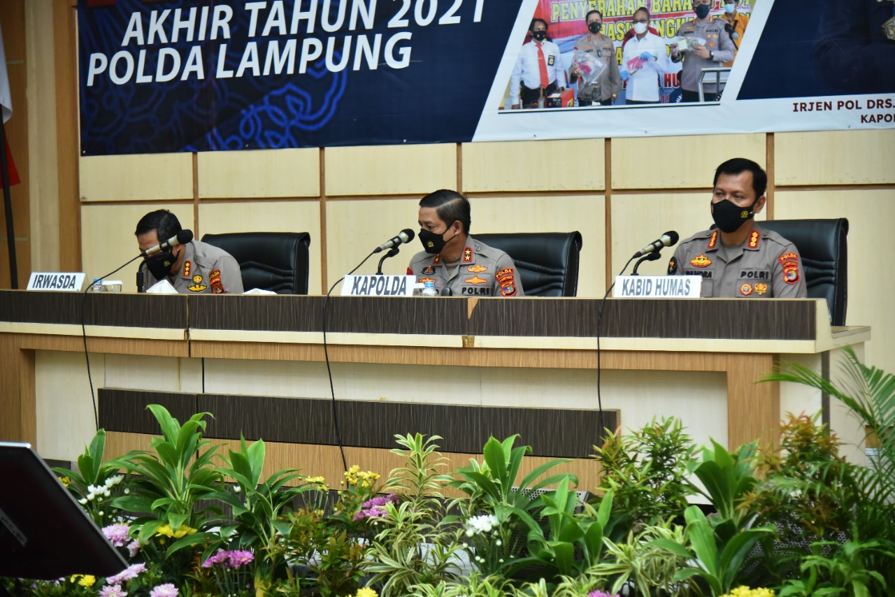 Kapolda Lampung Irjen Hendro Sugiatno (tengah) memberi keterangan saat acara rilis akhir tahun di Bandarlampung, Rabu (30/12).