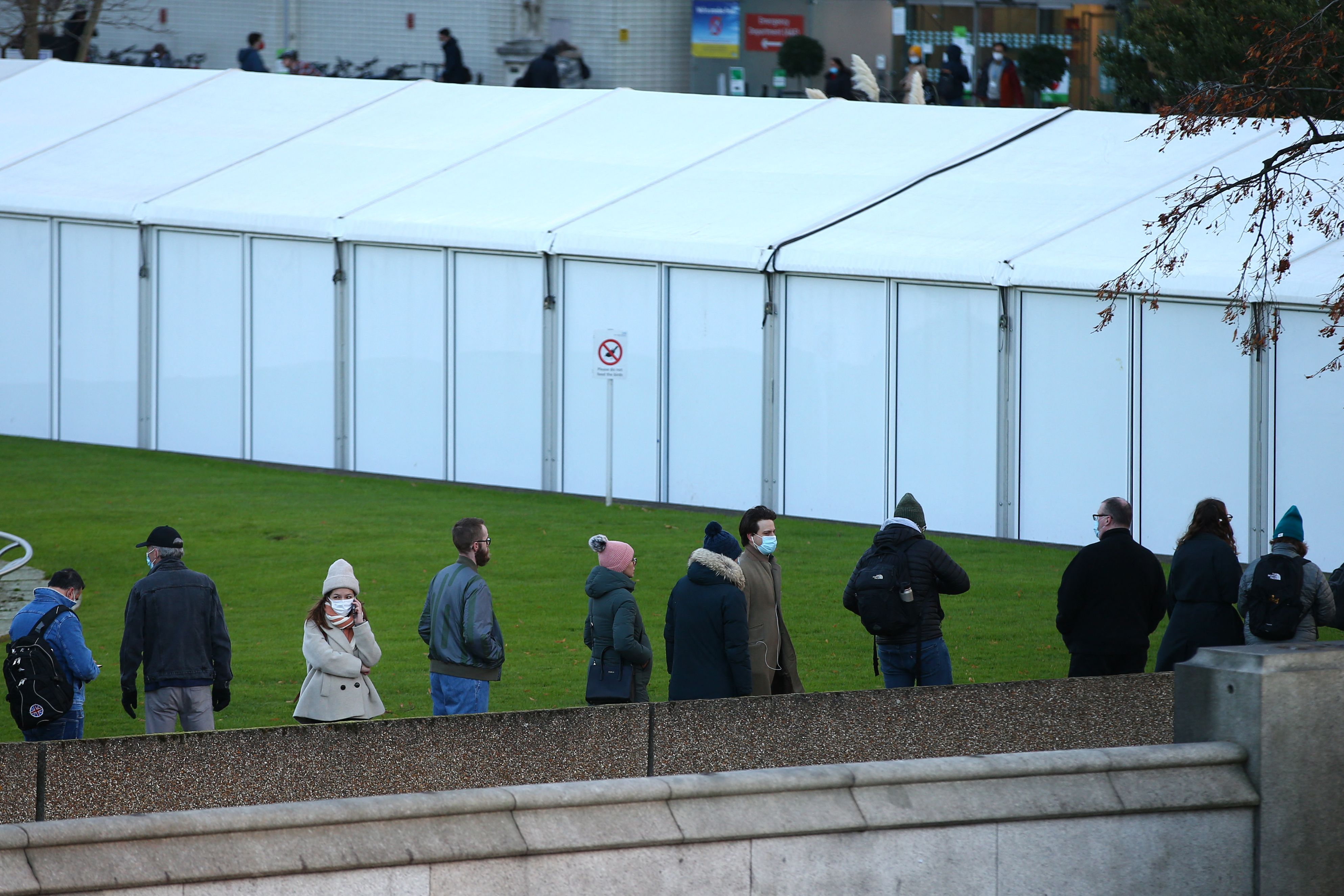 Warga mengantre untuk mendapat vaksin Covid-19 dan vaksin Covid-19 booster di RS St Thomas, London, Inggris, Jumat (10/12).