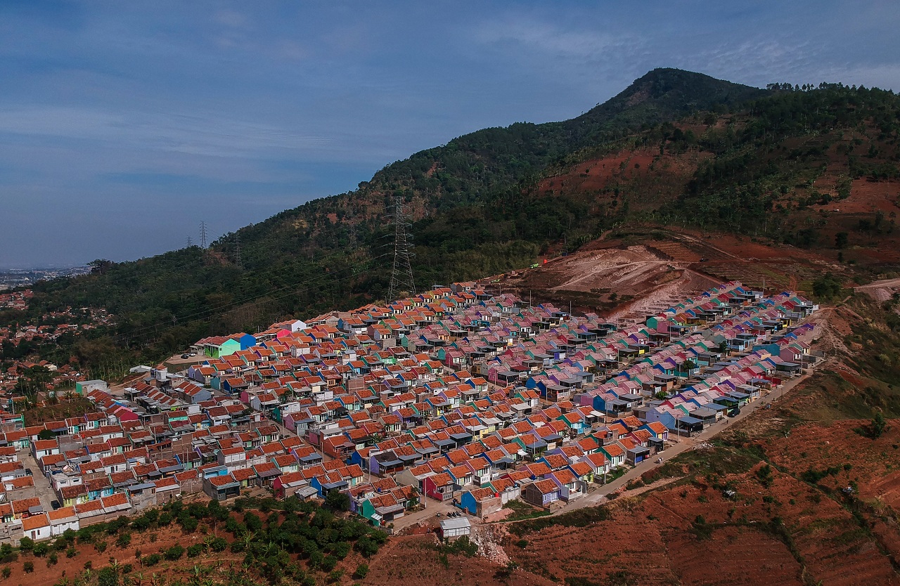 Perumahan bersubsidi di kaki Gunung Geulis, Sumedang, Jawa Barat, Jumat (16/10).