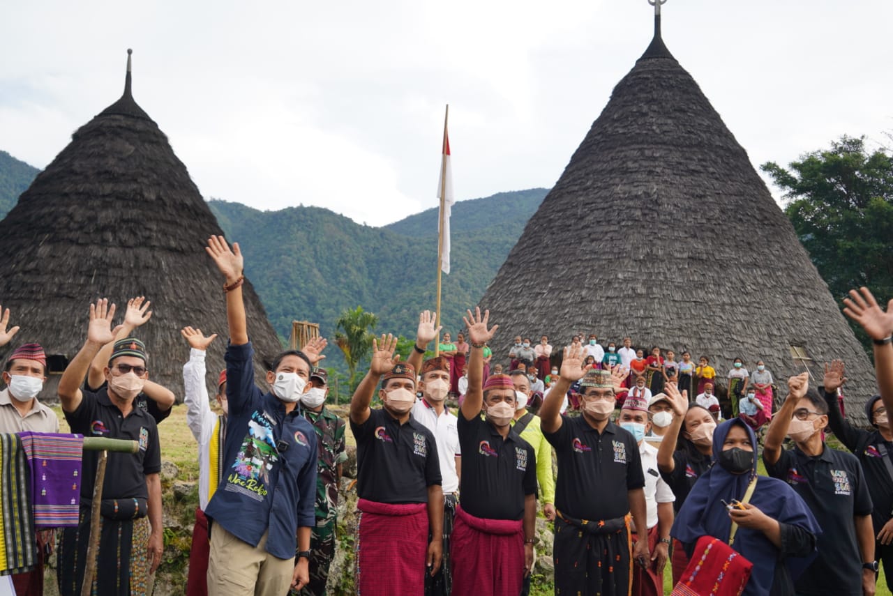 Menparekraf Sandiaga Uno juga sempat mengunjungi Desa Wisata Waerebo di di Kabupaten Manggarai, Flores, Nusa Tenggara Timur.  