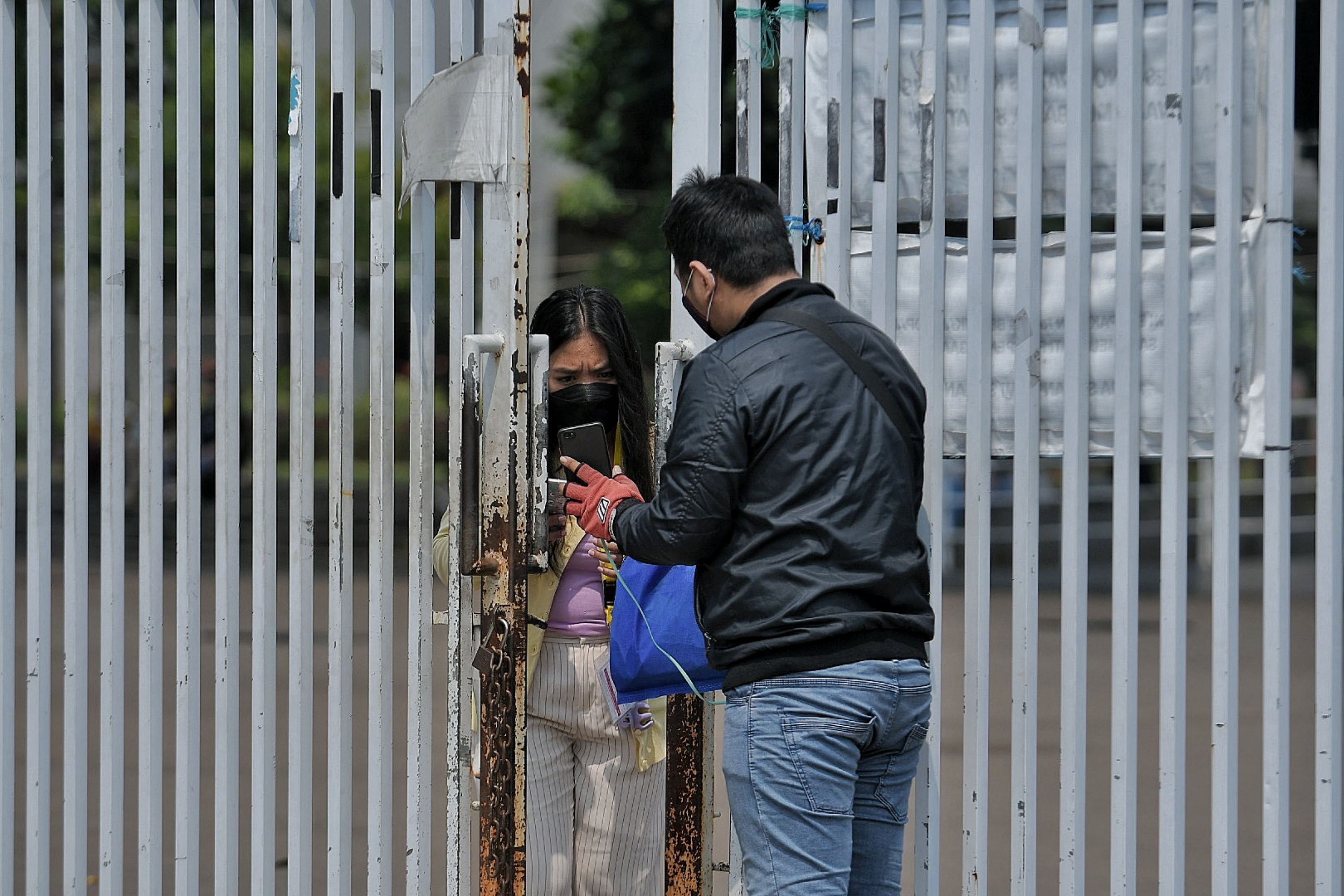 etugas pesan antar memberikan makanan pada petugas medis di RSDC Wisma Atlet Kemayoran, Jakarta, Jumat (17/12/2021).