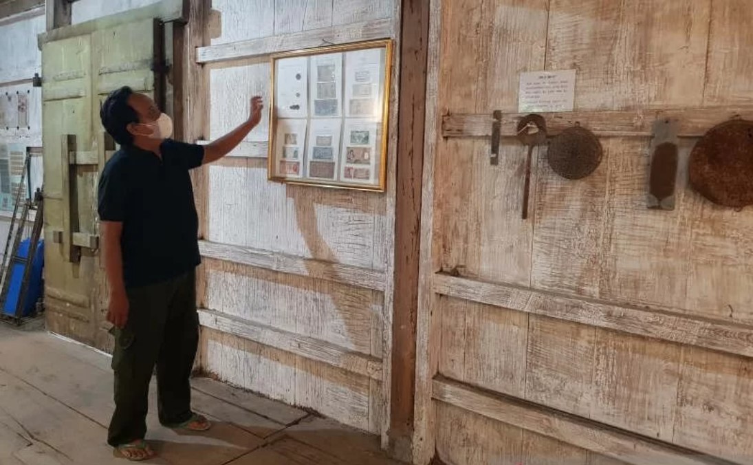Pendiri Yayasan Lasem Heritage Baskoro Pop menunjukkan koleksi di Museum Nyah Lasem, Rembang, Jawa Tengah
