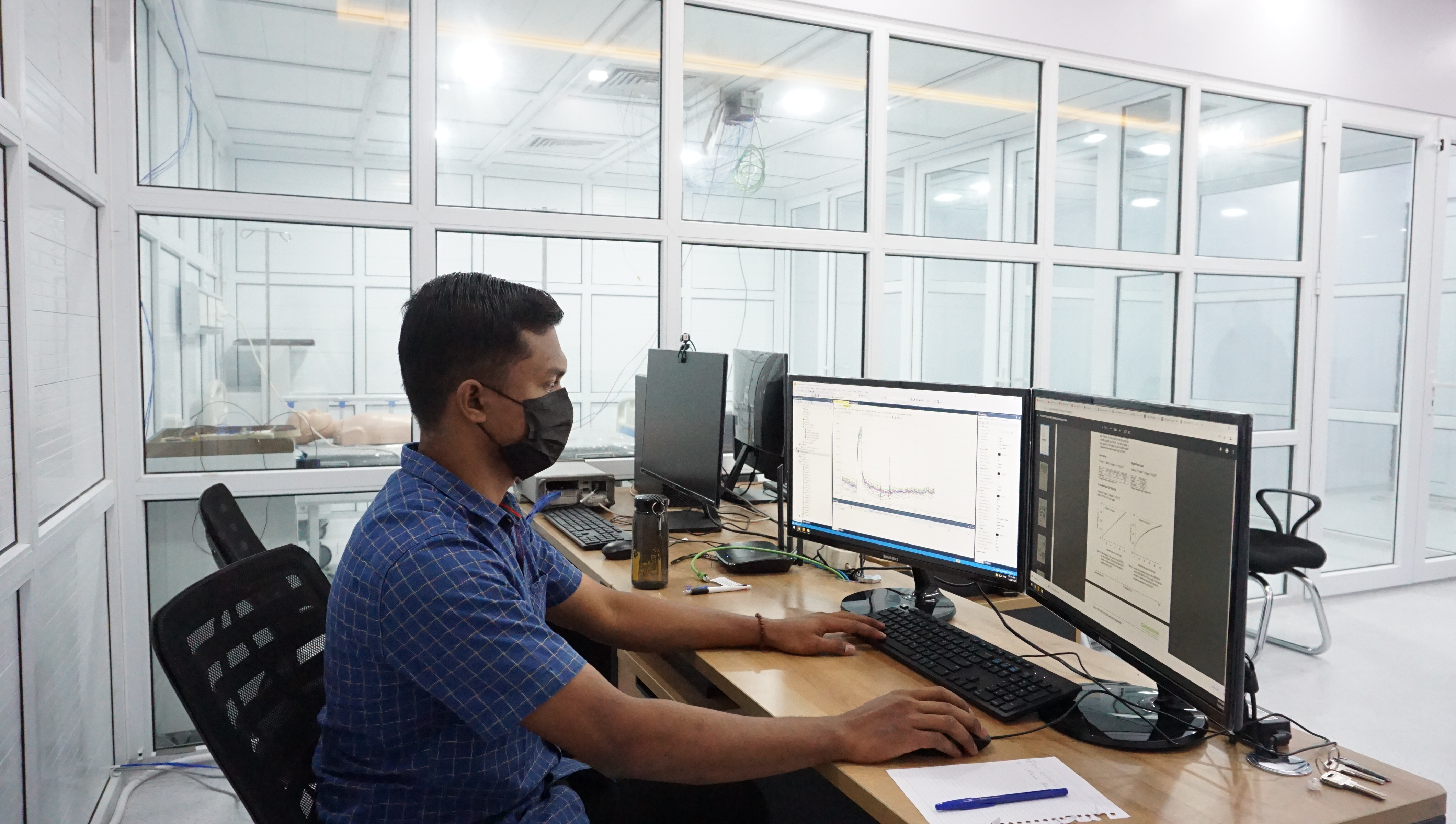 Staff laboratorium USK sedang mengambil data di ruang isolasi penyakit menular beberapa waktu lalu. 