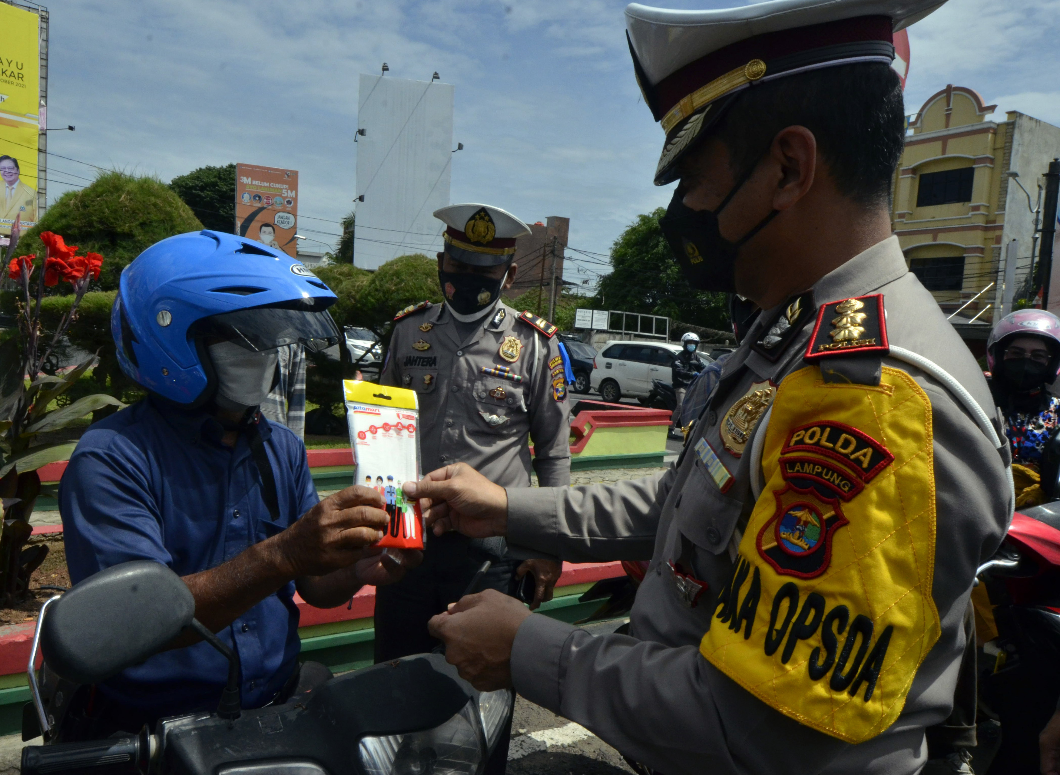 Wakil Direktur Lalu Lintas Polda Lampung memberikan masker kepada pengendara lalu lintas saat Operasi Zebra Krakatau 2021 di Bandar Lampung.