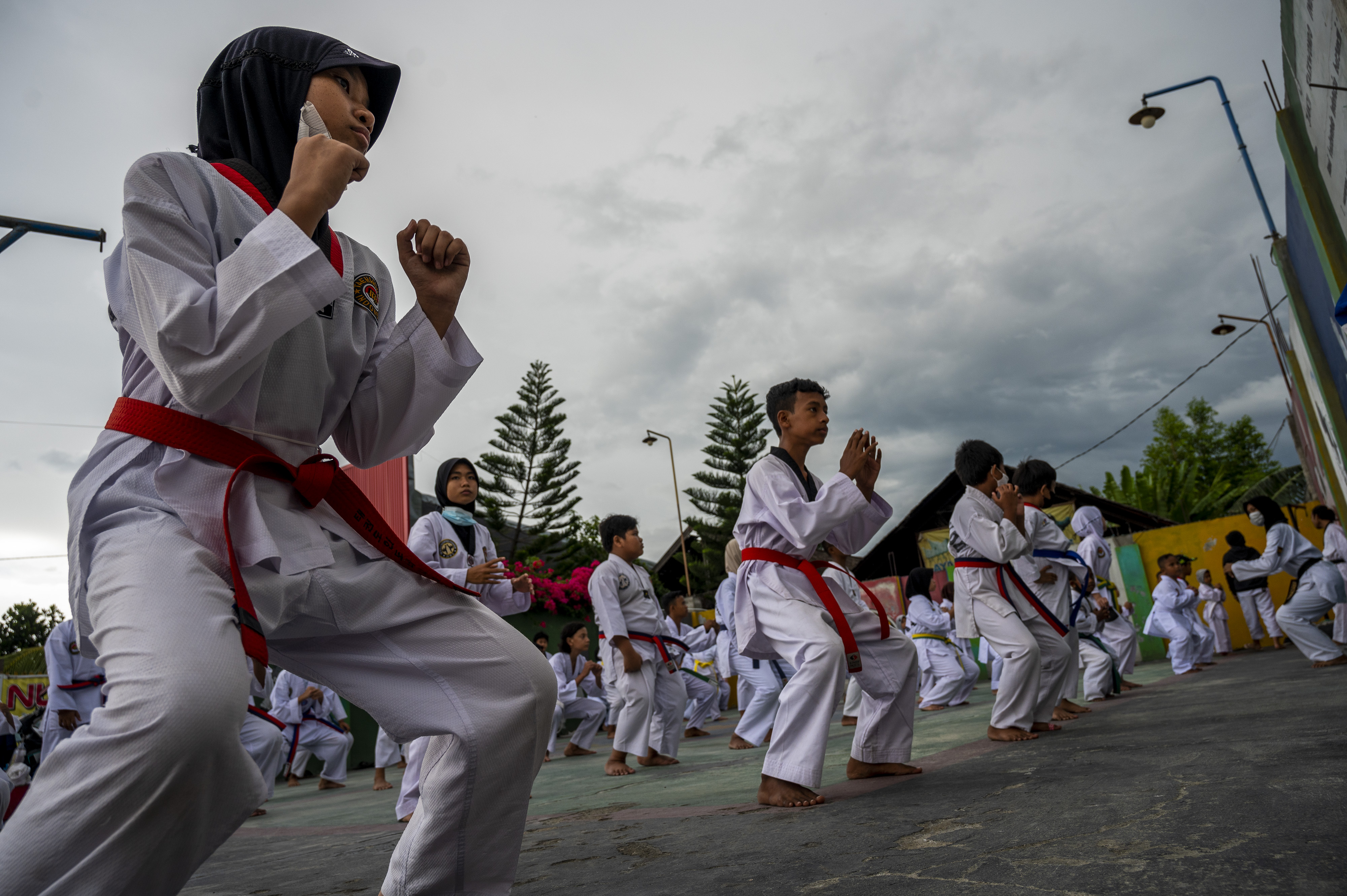 Sejumlah remaja mengikuti latihan bersama di sebuah klub olahraga Taekwondo, Palu, Sulawesi Tengah.