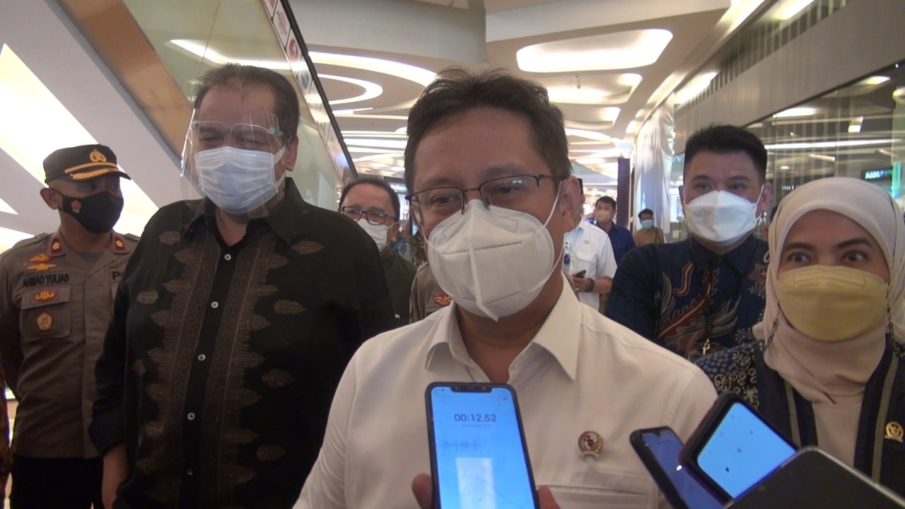 Menteri Kesehatan Budi Gunadi Sadikin saat diwawancarai wartawan.