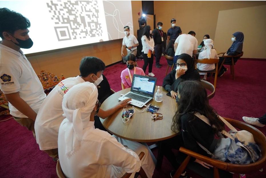 Workshop Pemanfaatan Internet of Things dan Robotic Performance  untuk siswa di Dubai, Sabtu (25/12).