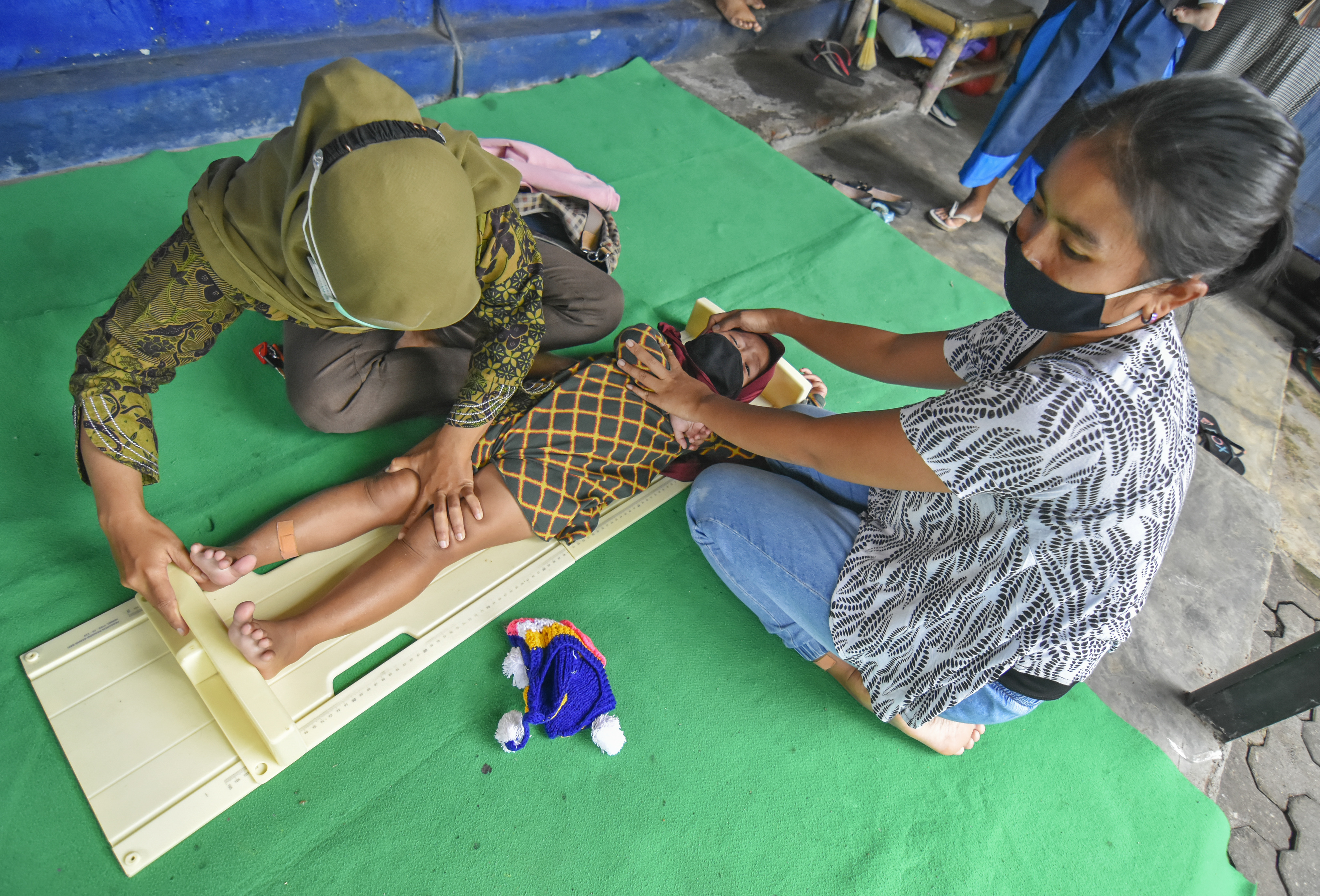 STUNTING: Kader posyandu mengukur tinggi badan balita di Posyandu Kutilang, Kelurahan Ampenan Tengah, NTB, Kamis, (8/4/2021)