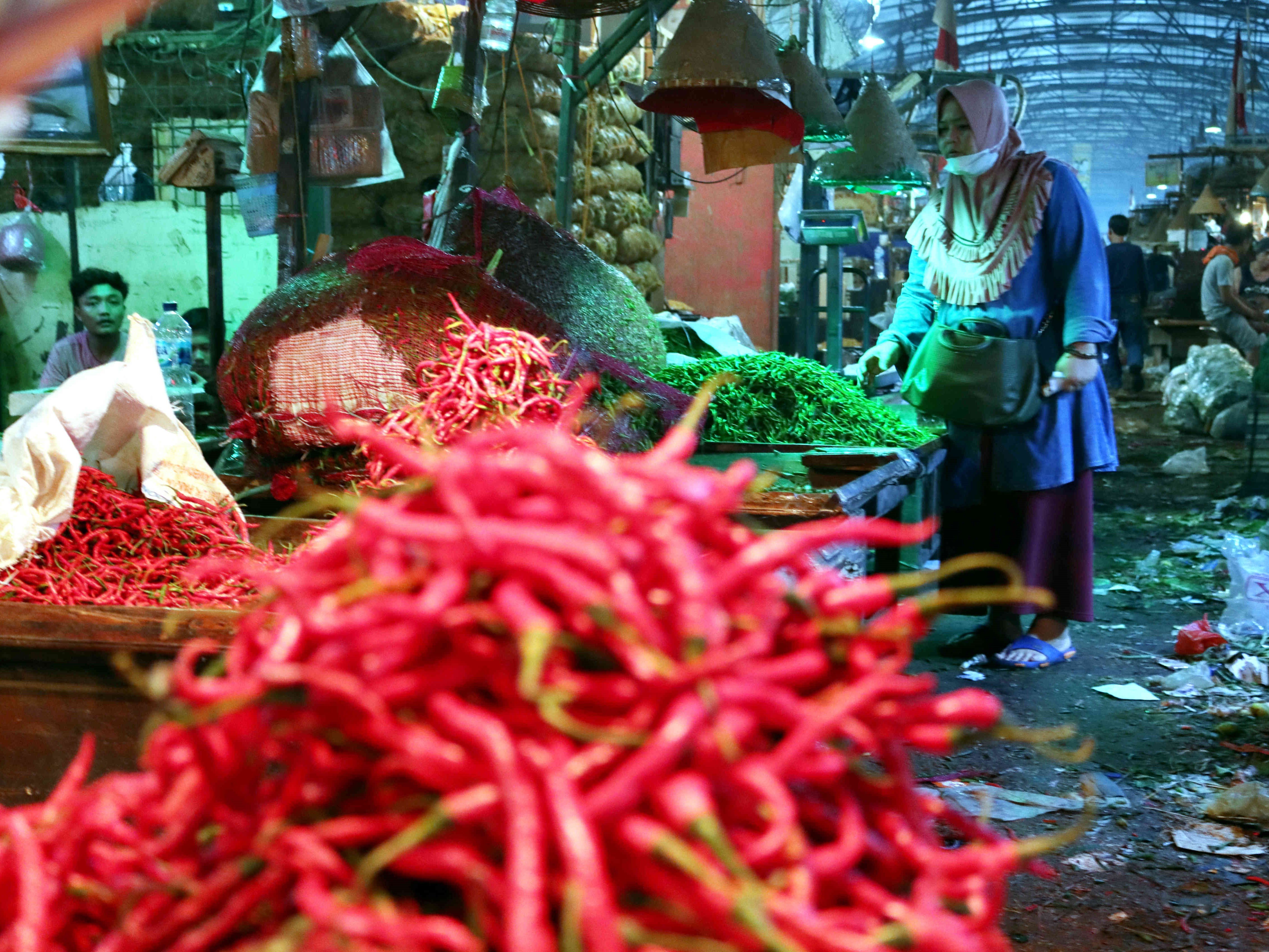 Warga berbelanja bahan pangan di Pasar Induk Kramat Jati, Jakarta.