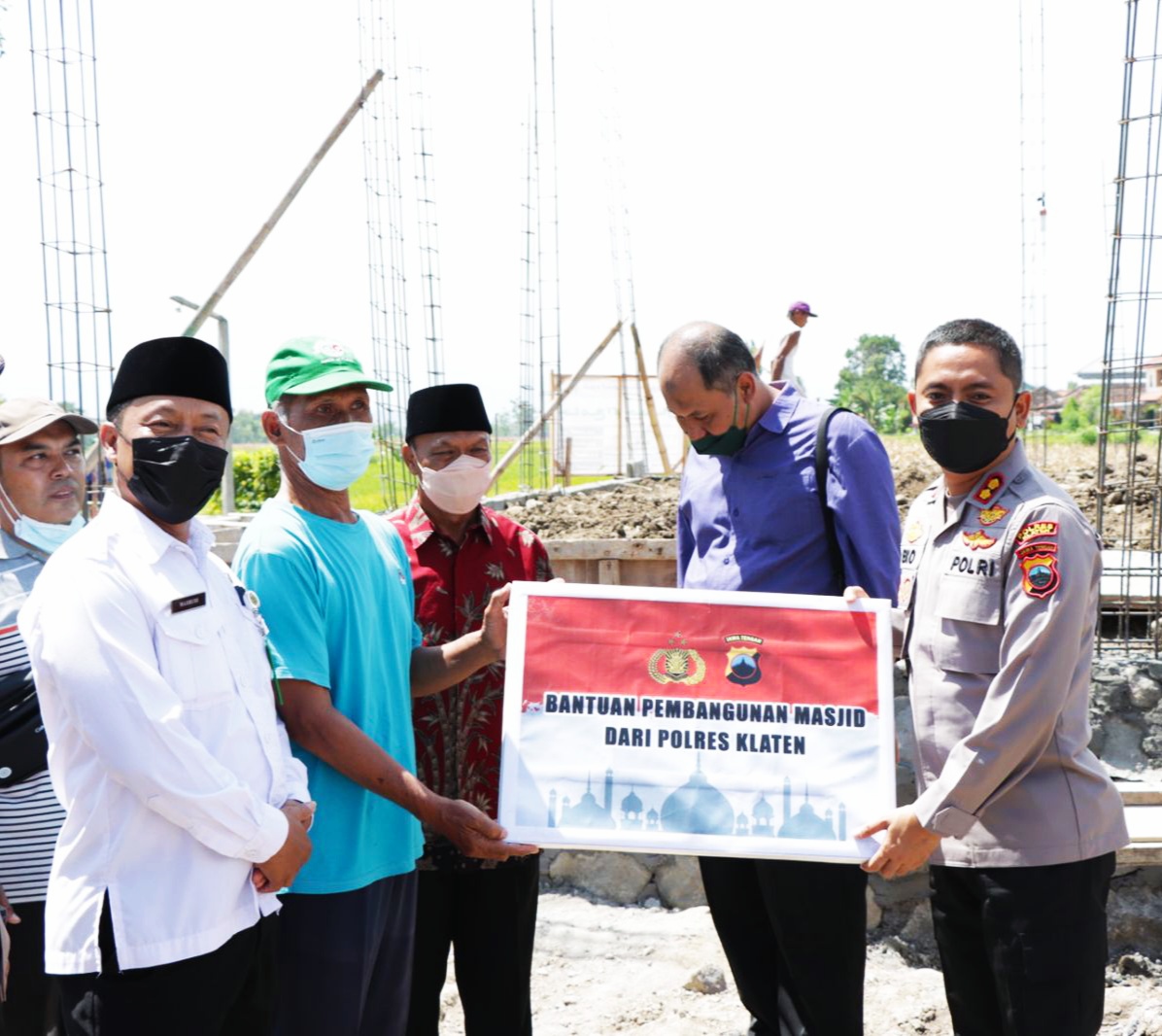 Kapolres Klaten AKB Eko Prasetyo menyerahkan sumbangan semen ke masjid di Desa Jatipuro