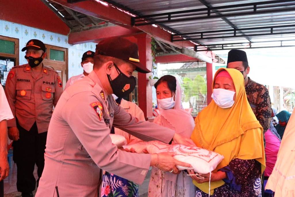 Wakapolres Kompol Sumiarta menyerahkan paket beras kepada warga Desa Kaligawe, Klaten.