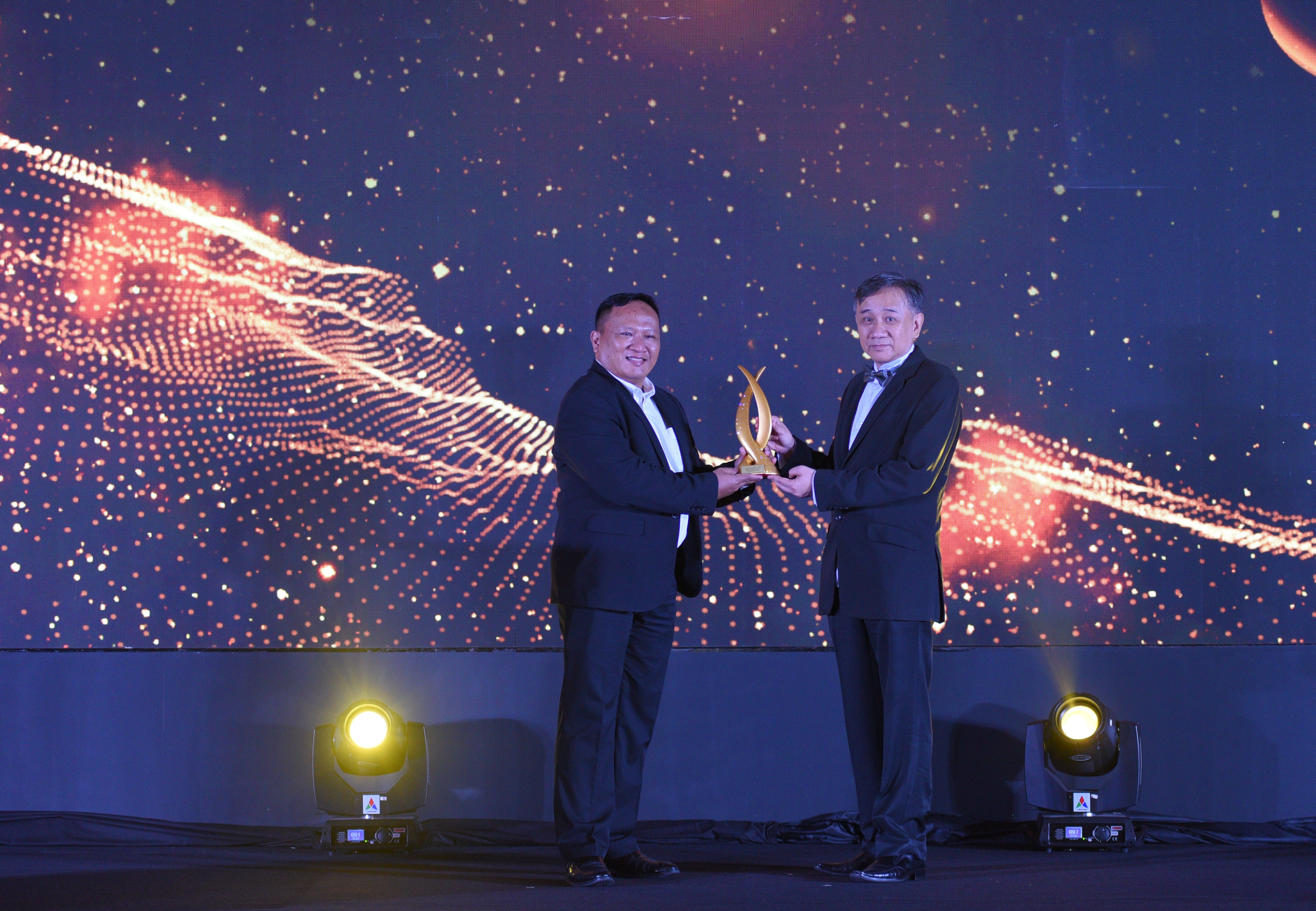 Direktur AKR Land Development Yuwono Widiasta (kiri) menerima penghargaan The PropertyGuru Indonesia Property Awards 2021.