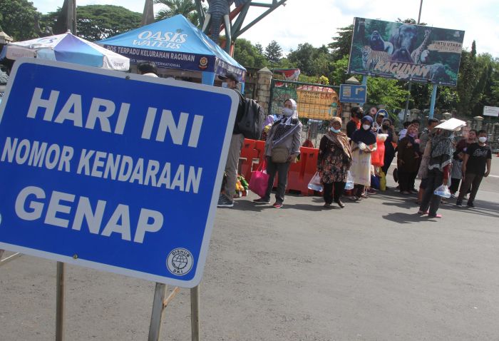 Pemberlakukan kendaraan nopol ganjil dan genap, di lokasi wisata Ragunan Jakarta.
