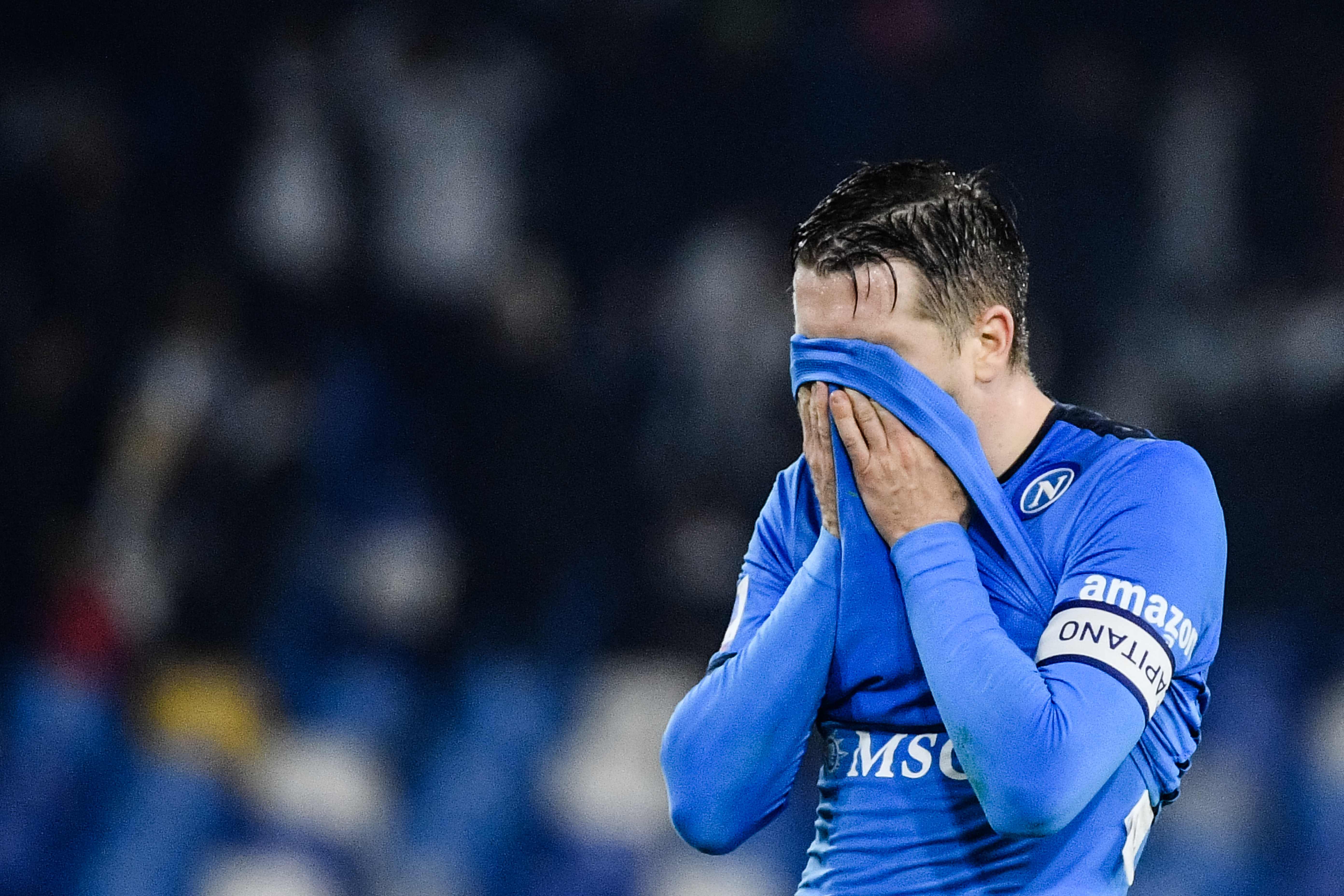 Gelandang Napoli Piotr Zielinski bereaksi usai kalah dari Atalanta di laga Serie A.