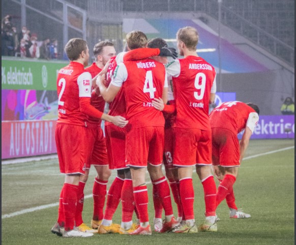 Para pemain Cologne melakukan selebrasi usai mencetak gol ke gawang Wolfsburg di laga Bundesliga.