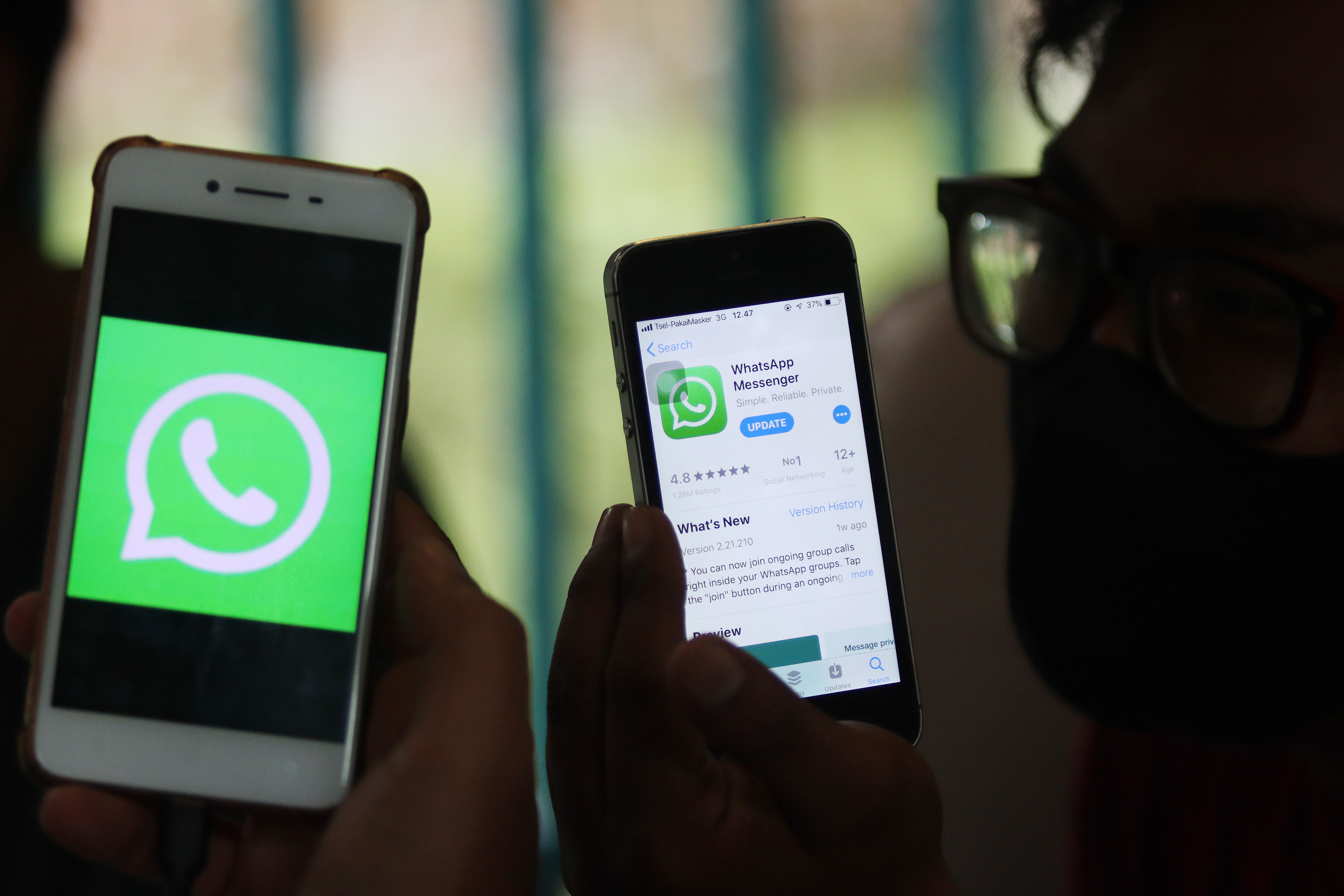 Warga mengamati fitur WhatsApp pada ponsel miliknya di Jakarta, Senin (1/11/2021)