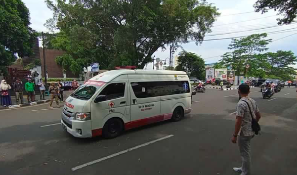 Ambulans membawa jenazah Wali Kota Bandung Oded M Dania