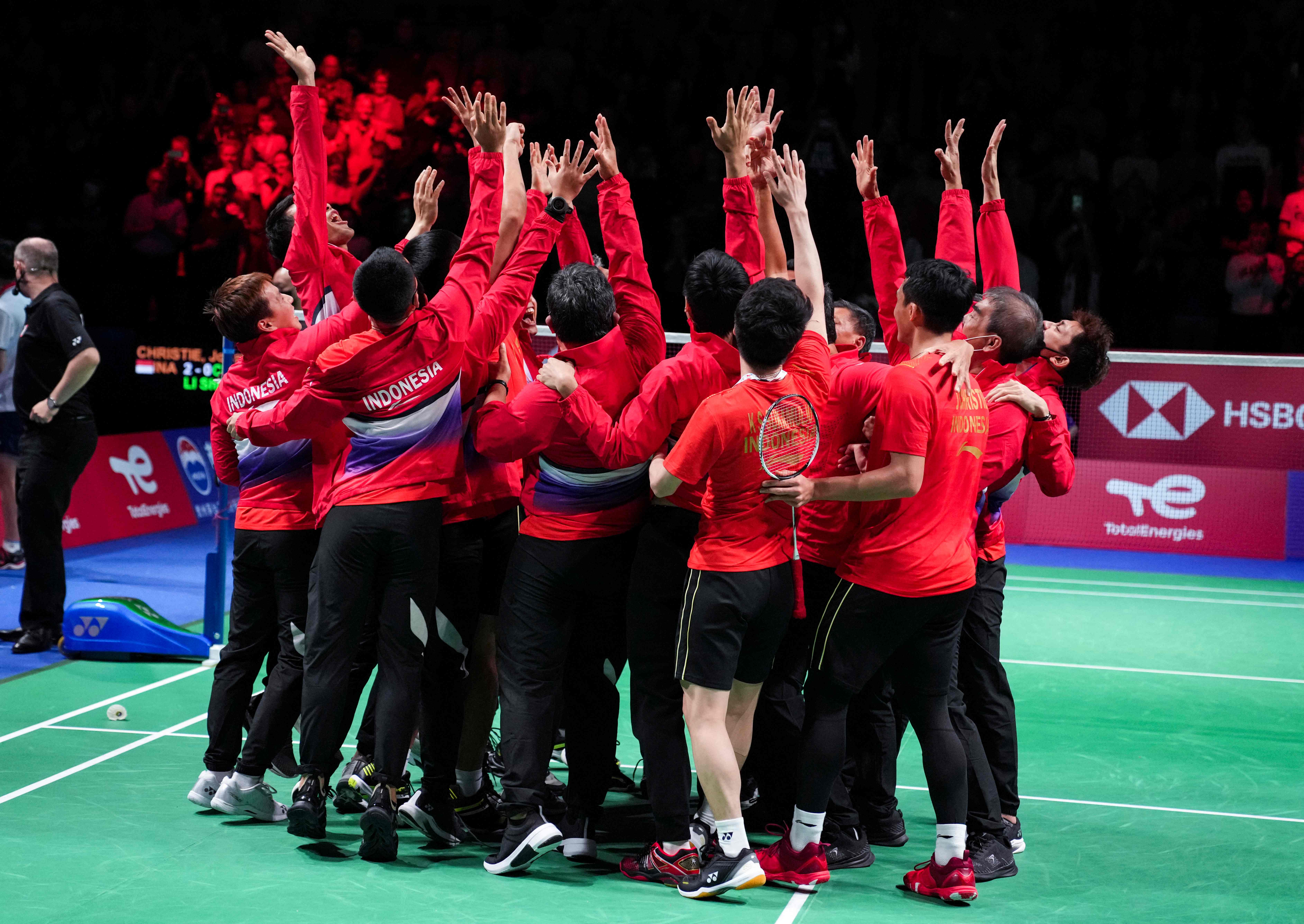 Tim Bulu Tangkis Indonesia merayakan kemenangan Piala Thomas