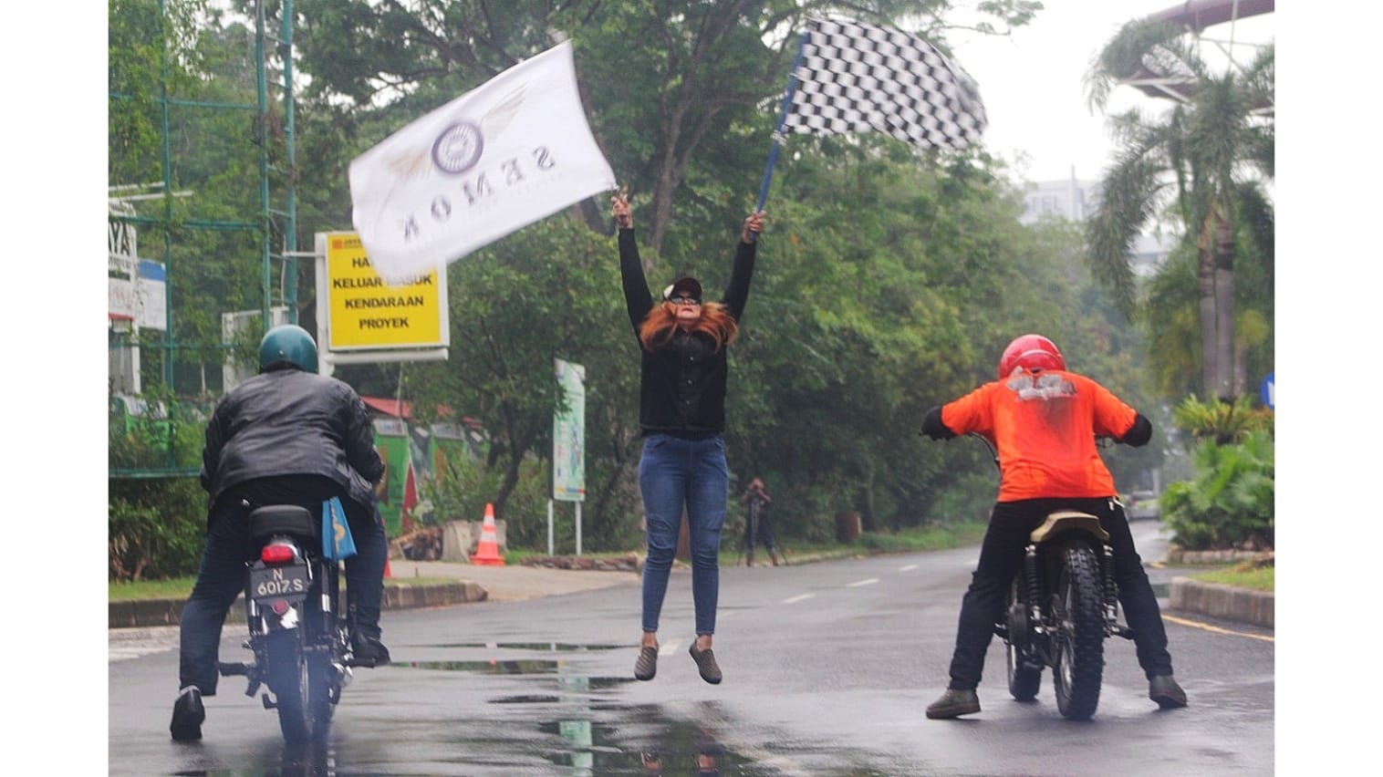 Kibaran bendera start dalam pembuatan video.