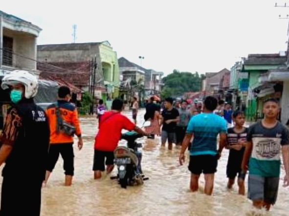 Salah satu titik banjir di Kecamatan Blega, Kabupaten, Bangkalan, Jawa Timur, Jumat (3/12).