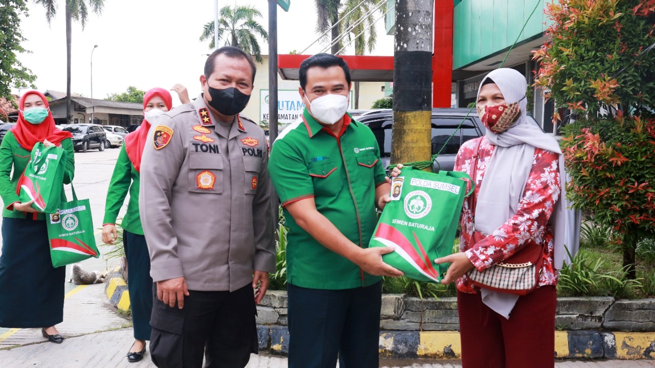 Pelaksanaan vaksinasi covid-19 di Kantor Pusat Semen Baturaja di Kertapati, Kota Palembang, sekaligus menyerahkan bantuan sembako ke warga.