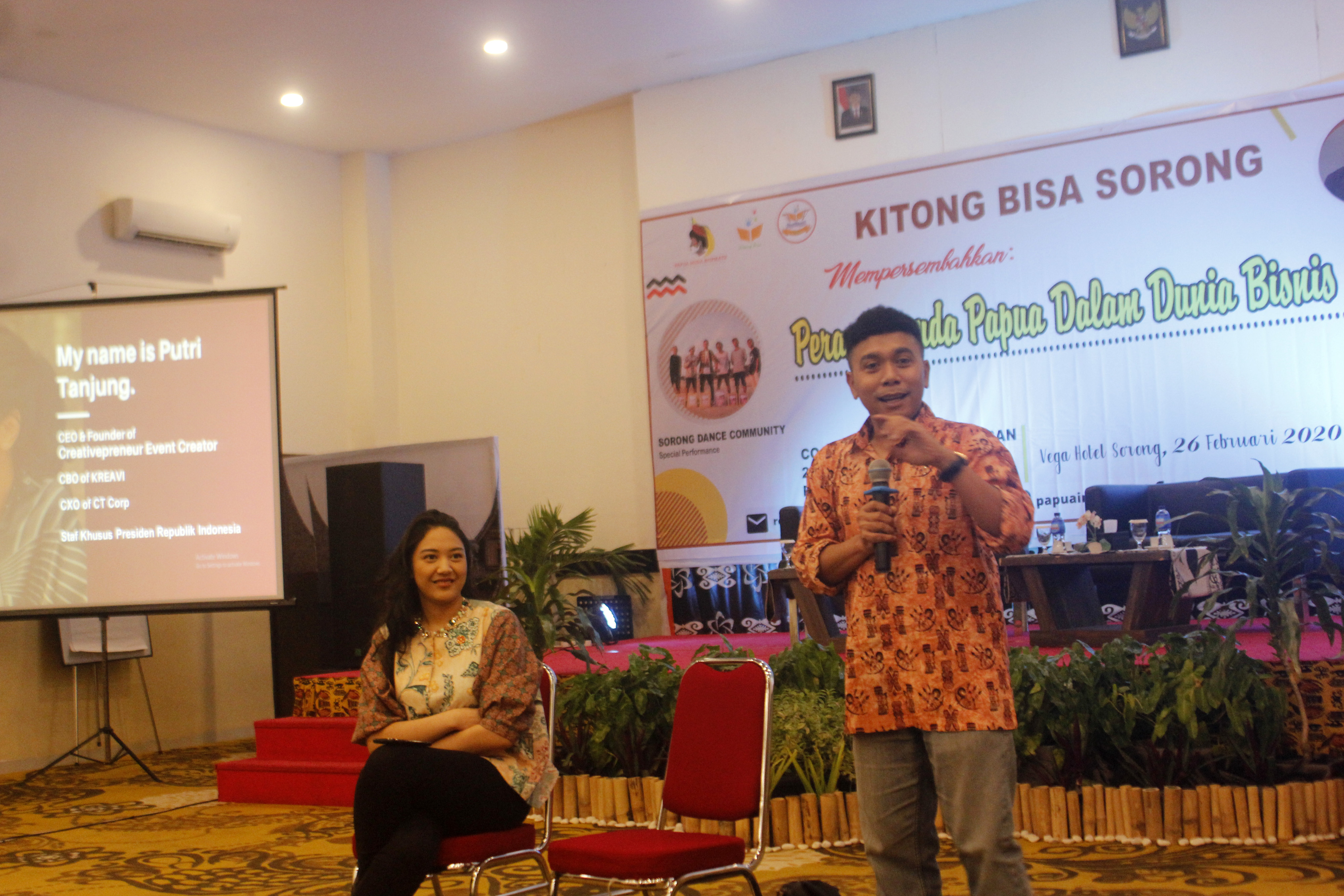 Staf Khusus Presiden Gugus Muda Billy Mambrasar (kanan) bersama Putri Tanjung, saat memberikan motivasi di Sorong, Papua Barat.